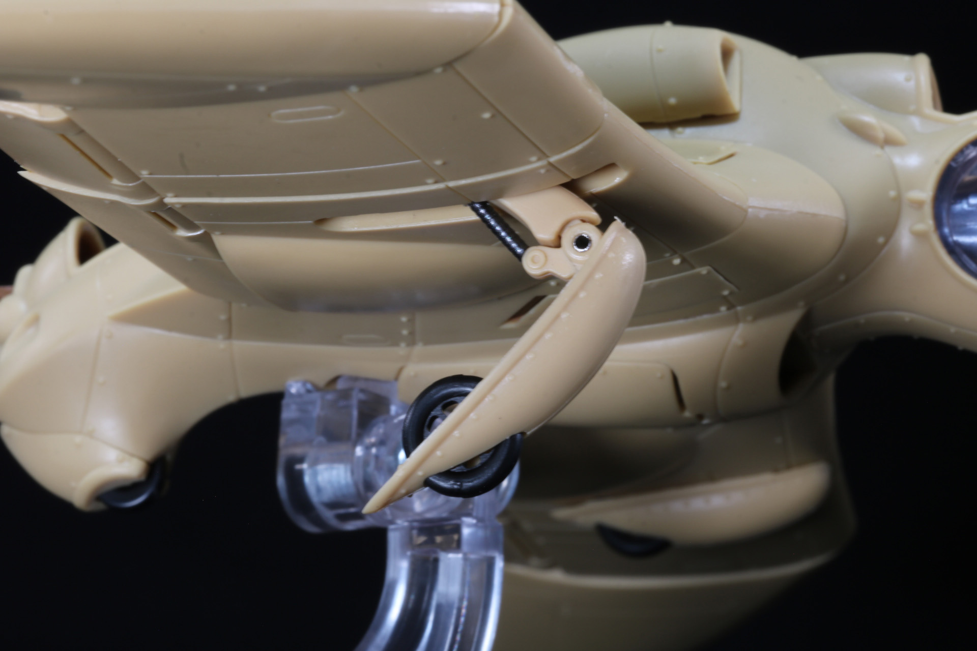 スライド機構で根元部分を動かして展開。車輪分も軸可動で伸ばすことができる