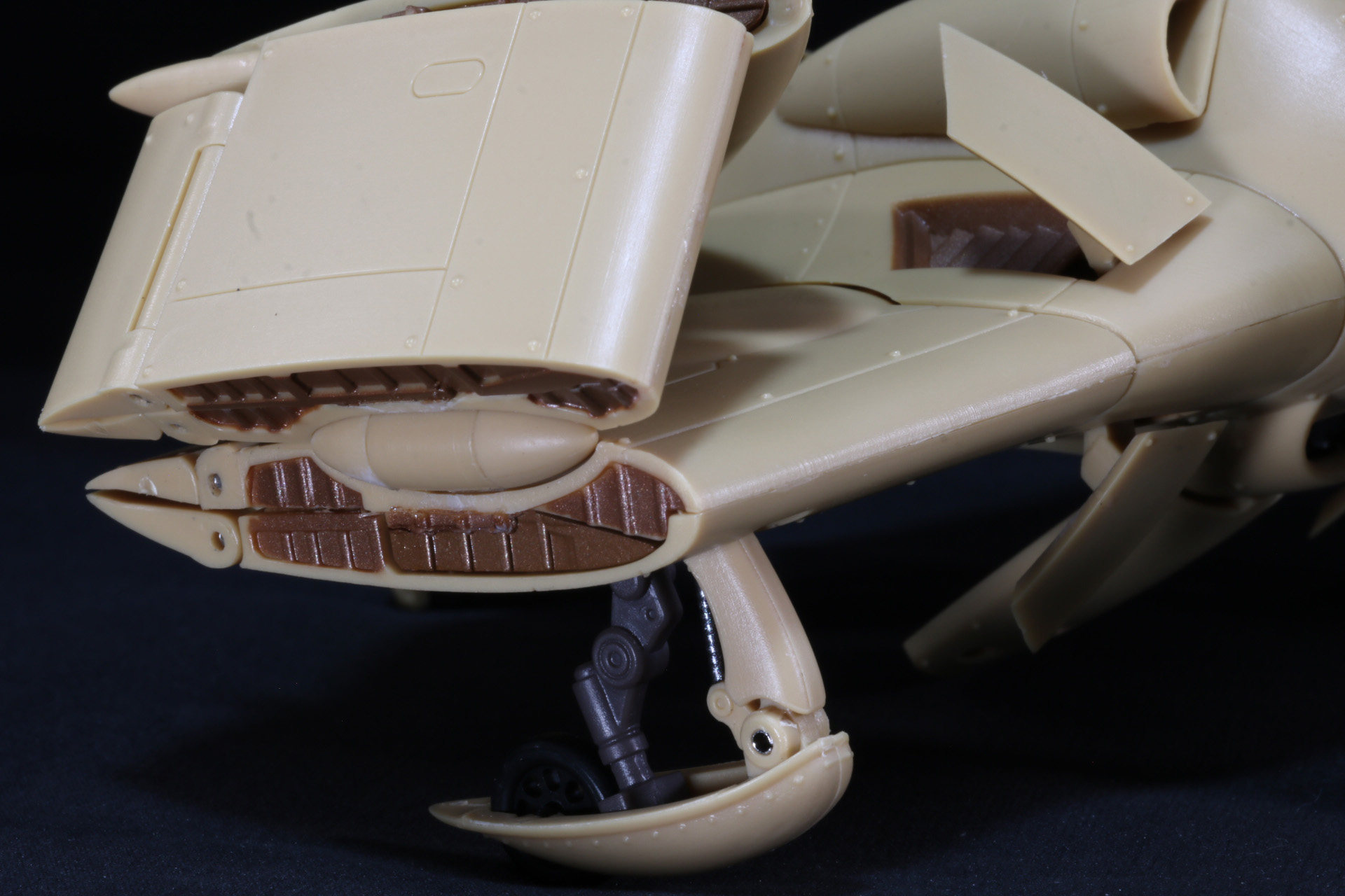 着陸脚でしっかりと機体を支えている