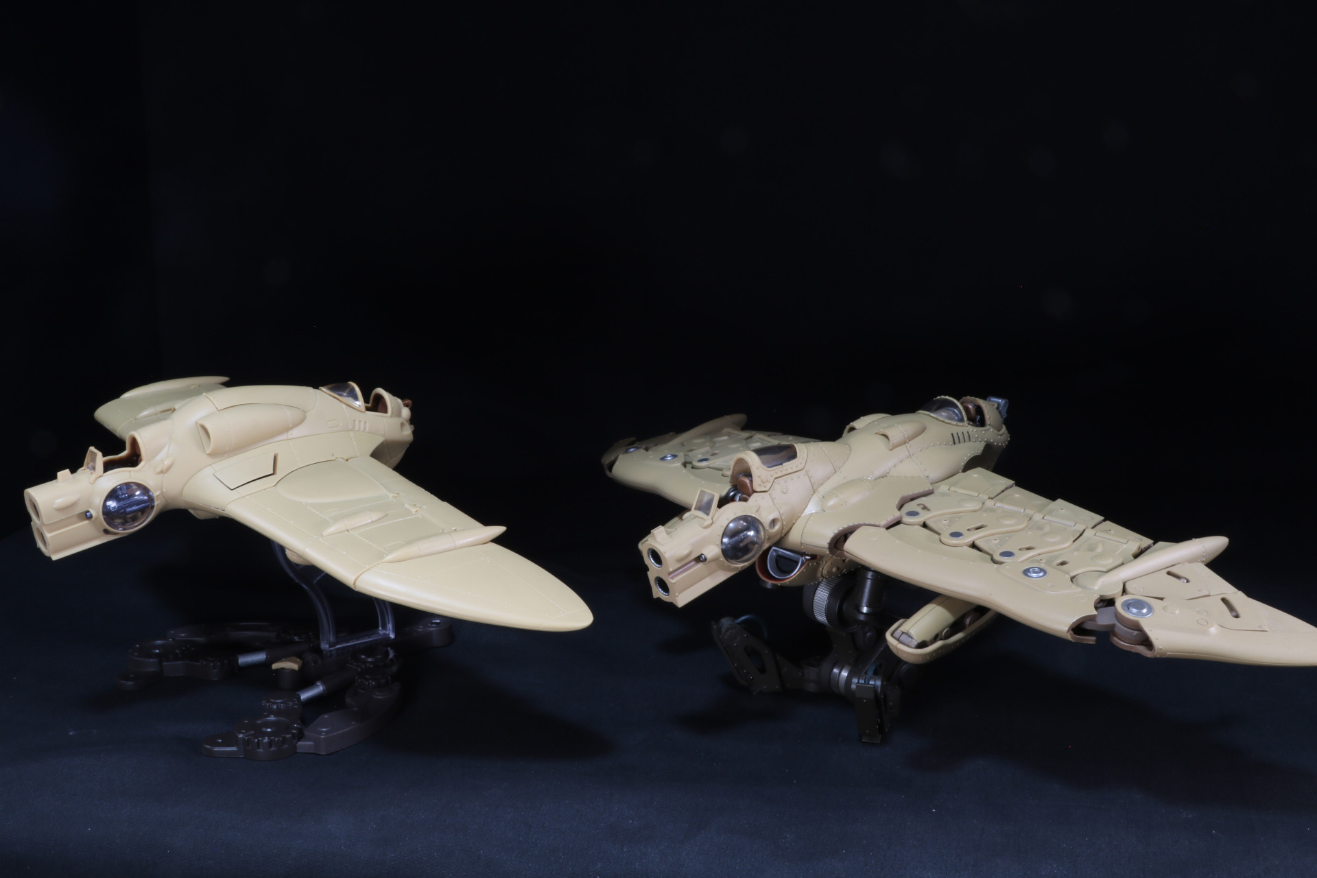 左が「想造ガレリア」版、右が「OTHERS ガンシップ」