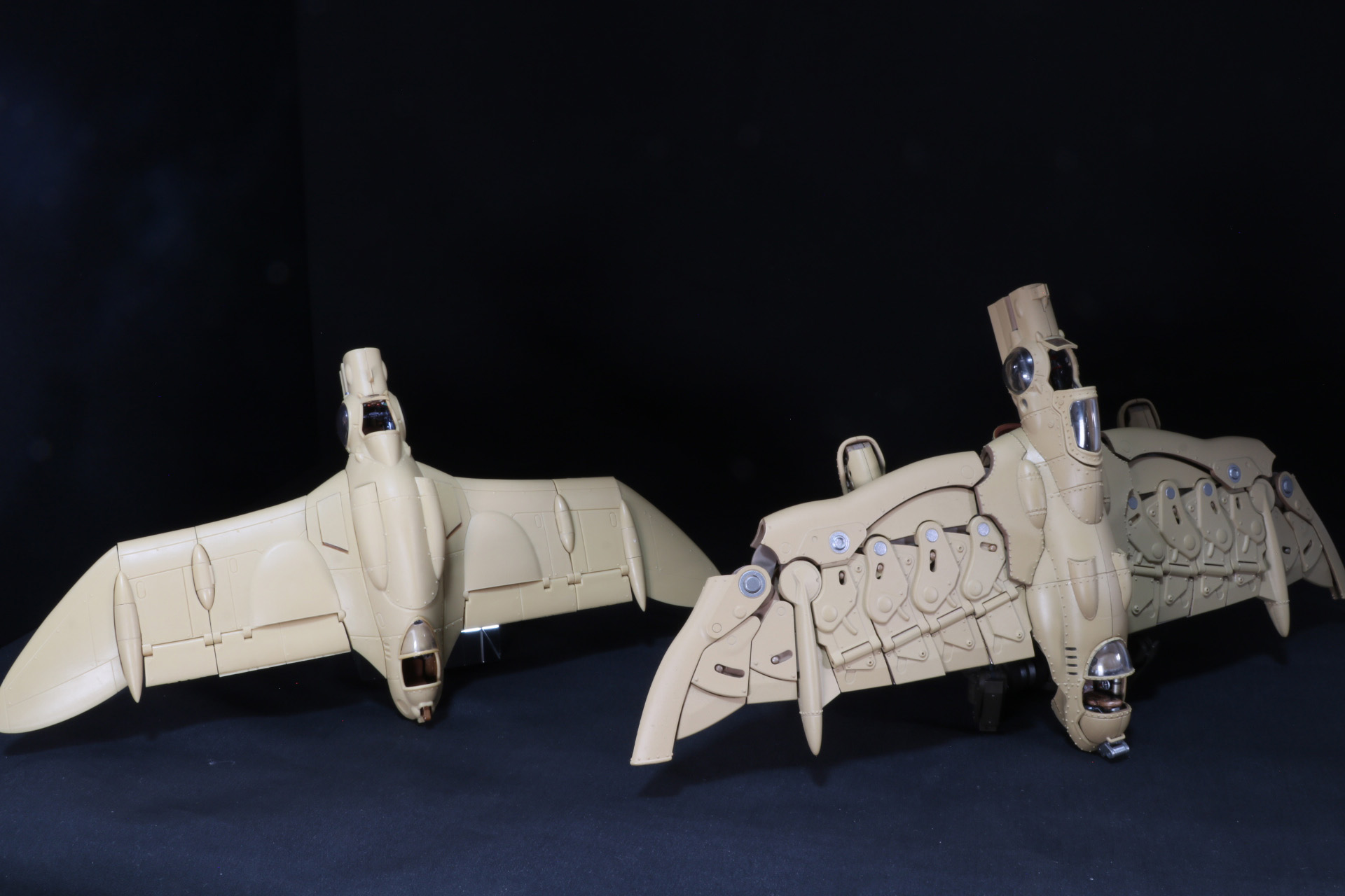 「想造ガレリア」版は有機的なデザイン、「OTHERS ガンシップ」はファンタジックな戦闘機の印象が強く出ている