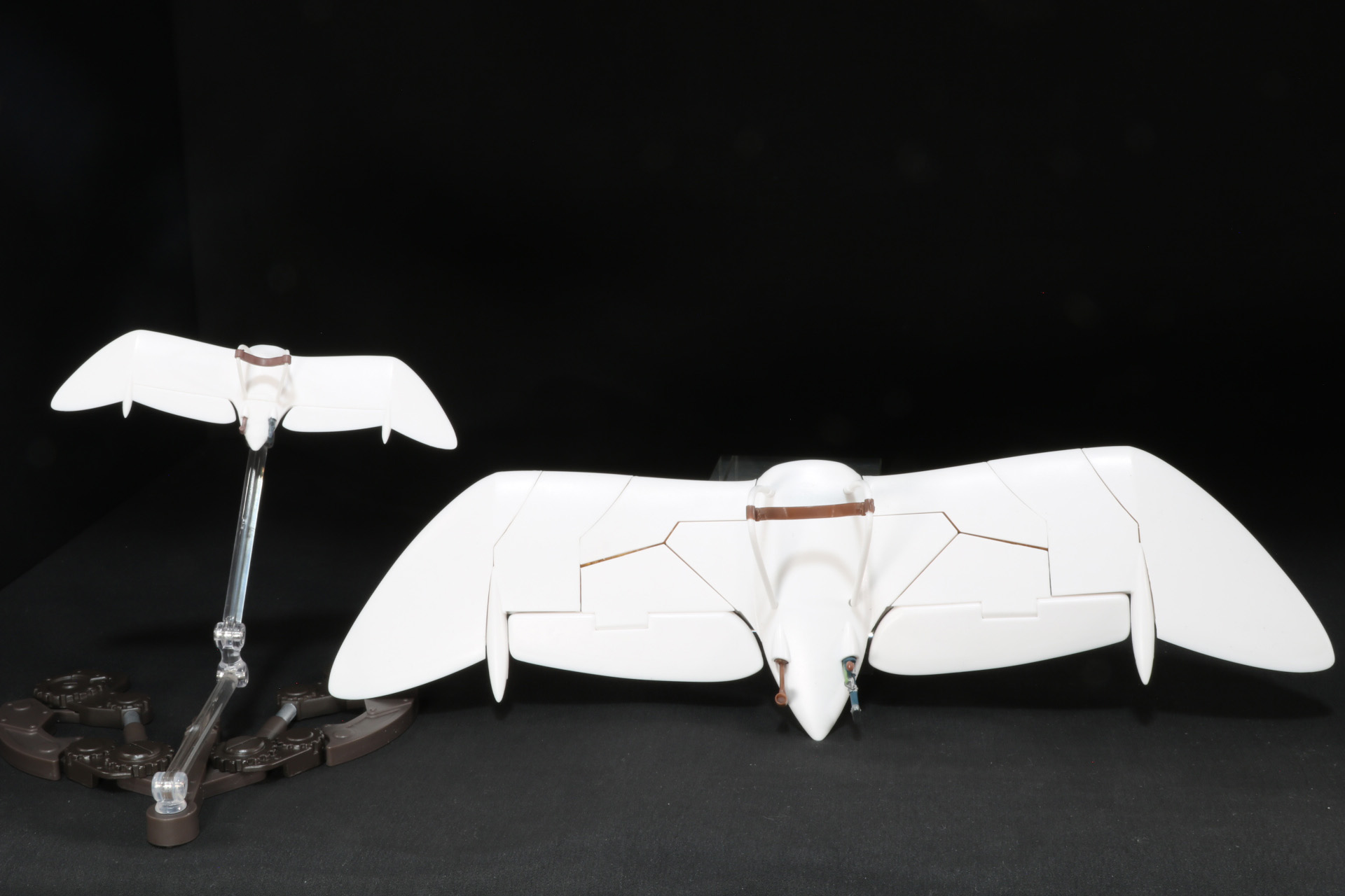 サイズ差は歴然。しかし、翼の造形やパイロットのポージングなど精巧に作られているのがわかる