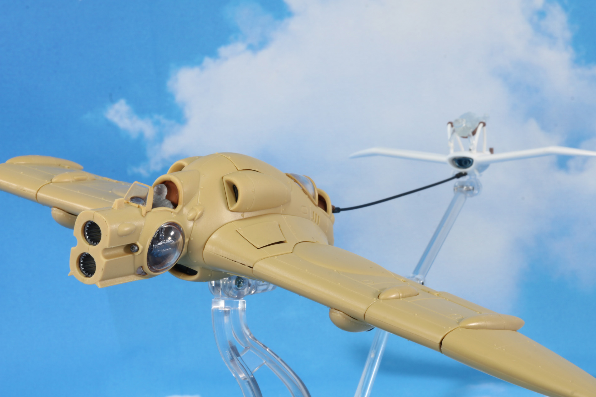 「ガンシップ」に引っ張られる「メーヴェ」