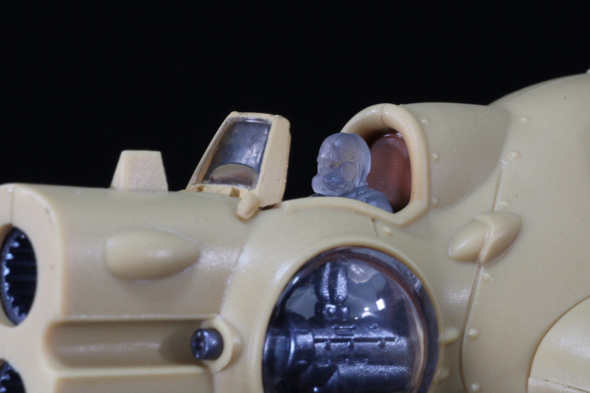 ミトのパイロットフィギュアの場合、バランスの良い印象