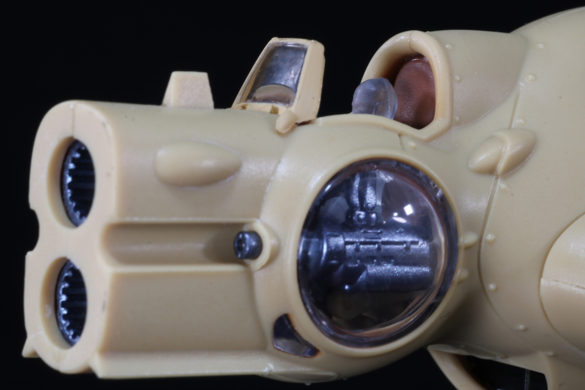 前部操縦席にナウシカのパイロットフィギュアを搭乗。頭部が少し沈んだ印象となっている