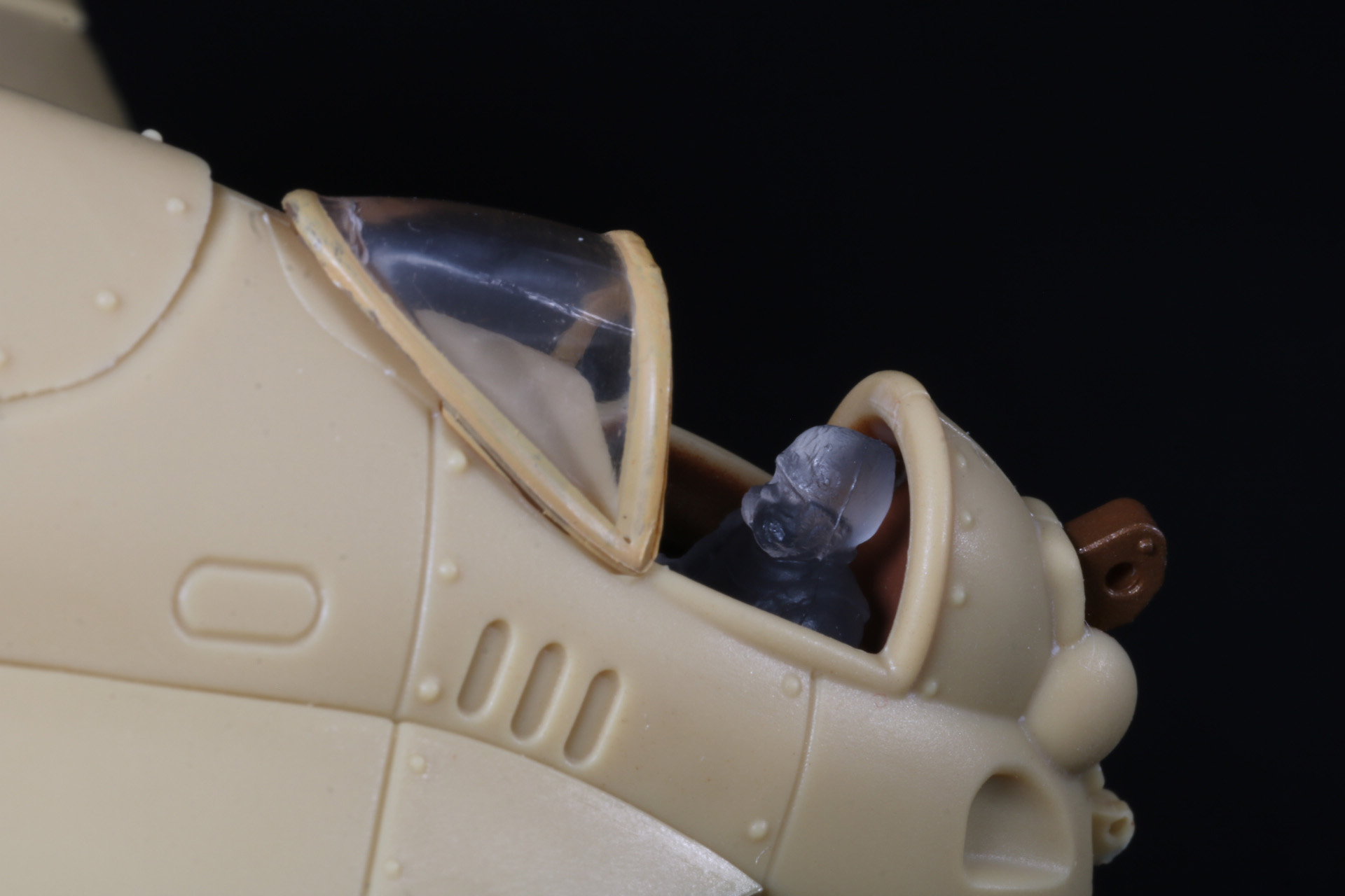 ミトのパイロットフィギュアも後部操縦席に搭乗可能