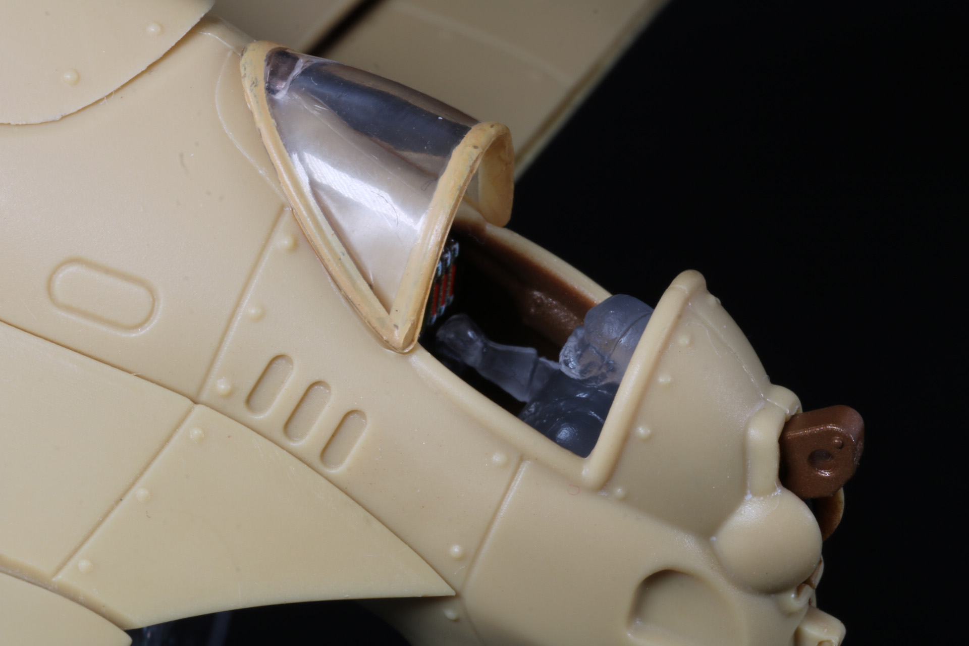 引きでの撮影では前部操縦席のパイロットフィギュアの位置がわかる