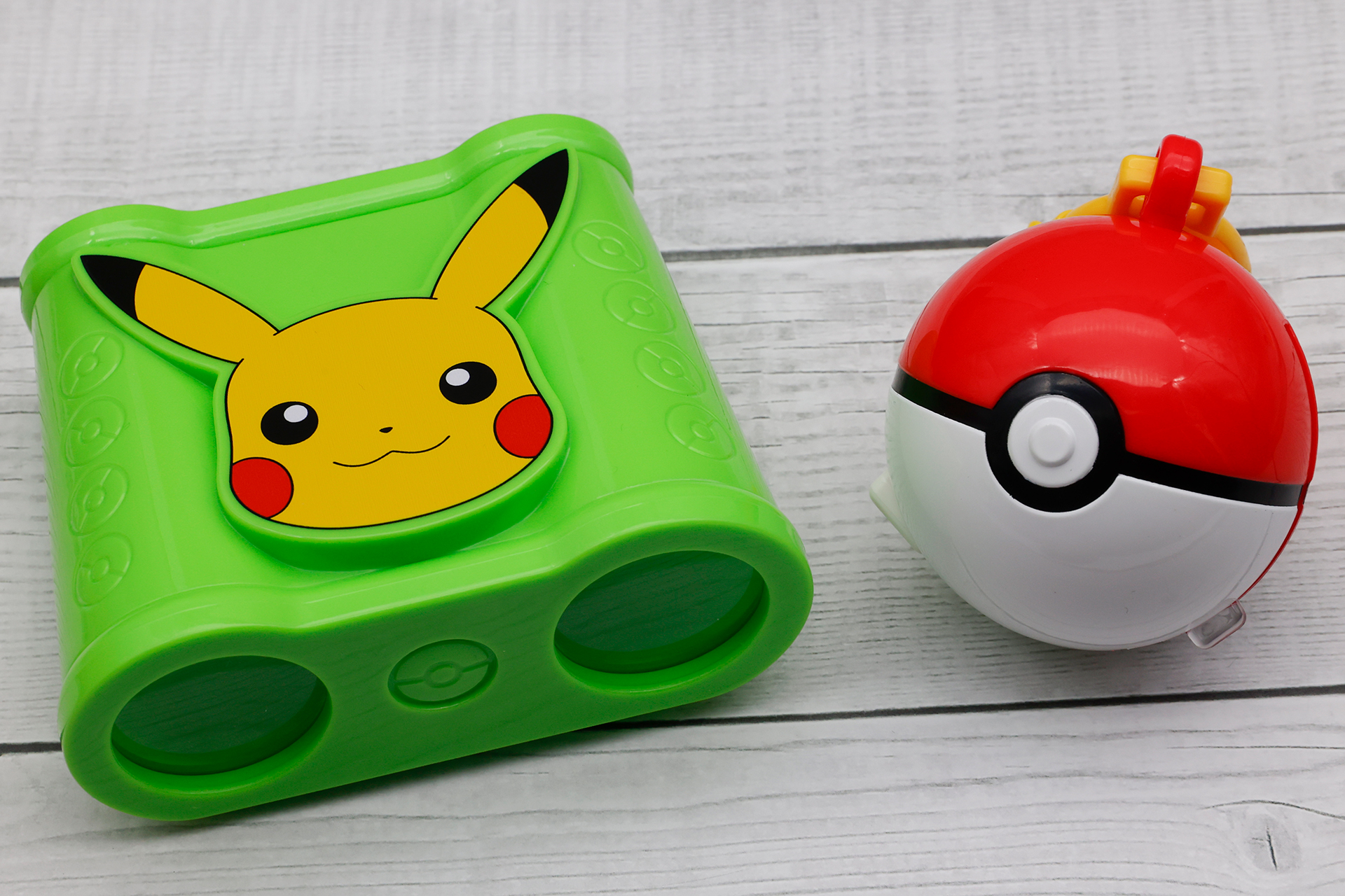 双眼鏡に近くのものが見える虫眼鏡など、冒険心をかき立ててくれるおもちゃが含まれている