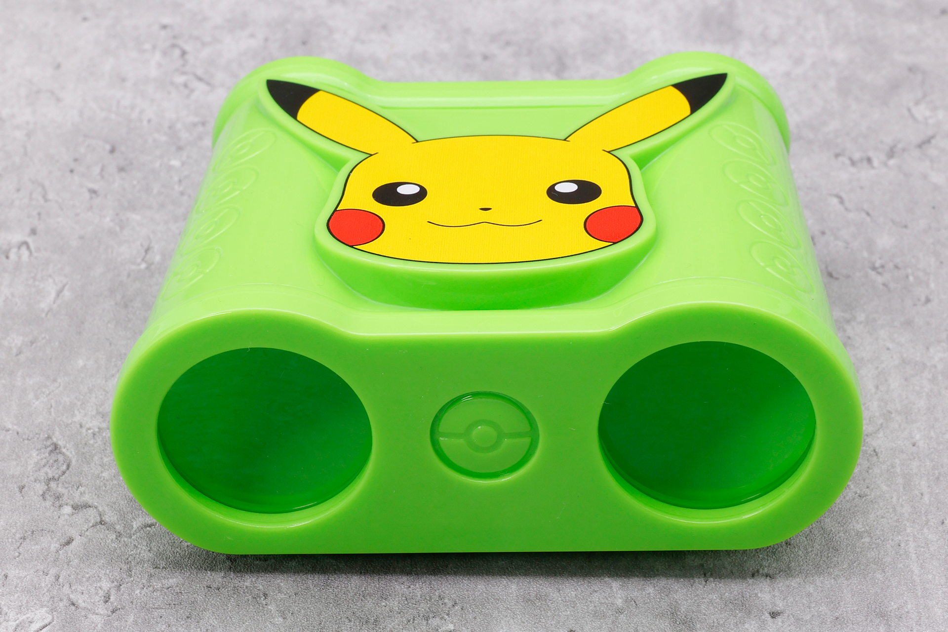 ふたつのレンズの間には、モンスターボールのマークが刻印されている