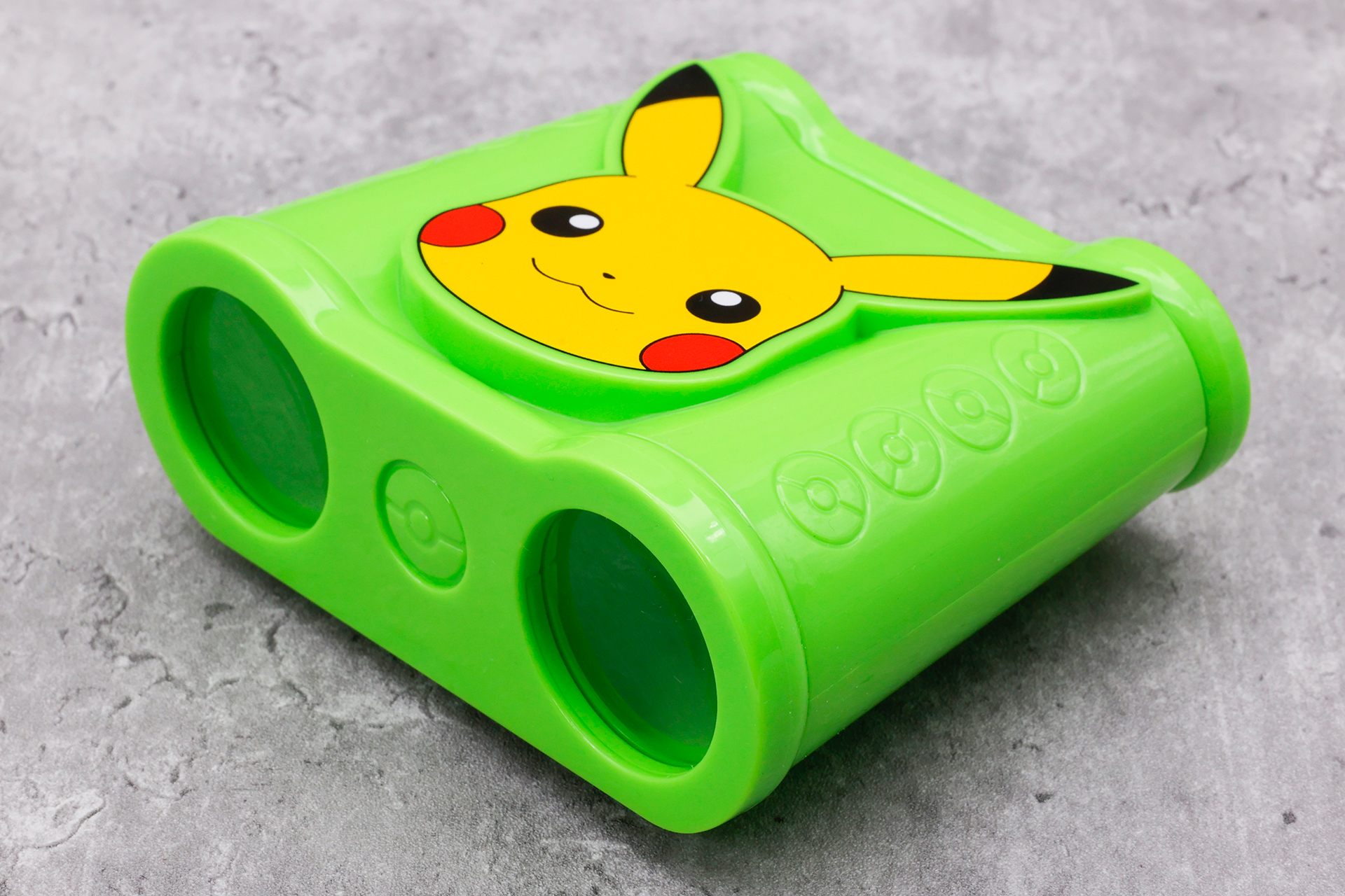 ちなみに、ピカチュウの顔の両端にもモンスターボールが複数刻み込まれている