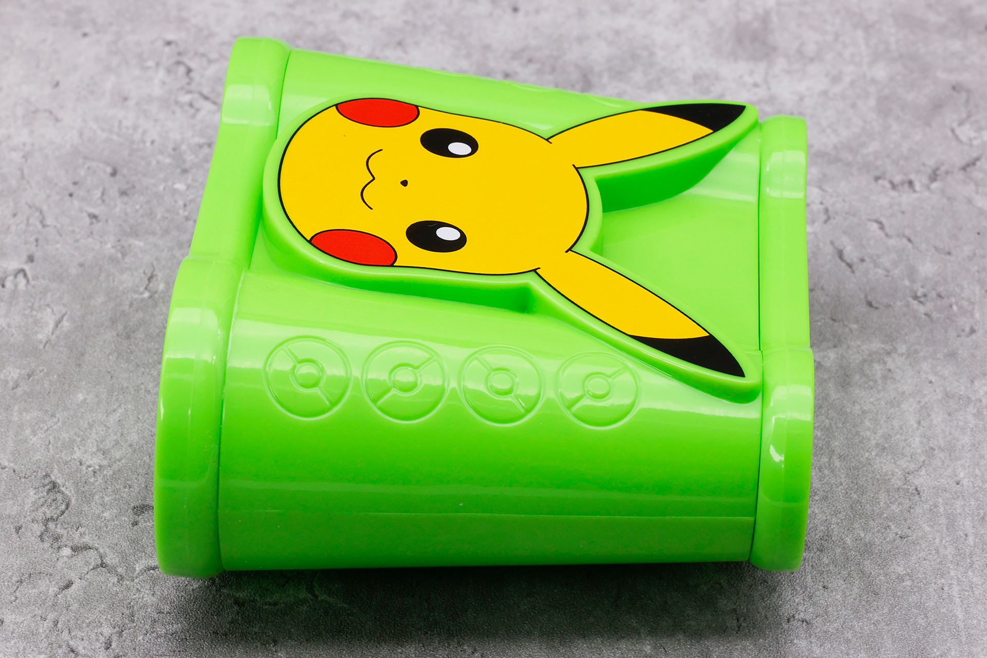 明るい緑色のボディに、黄色いピカチュウのイラストが映える