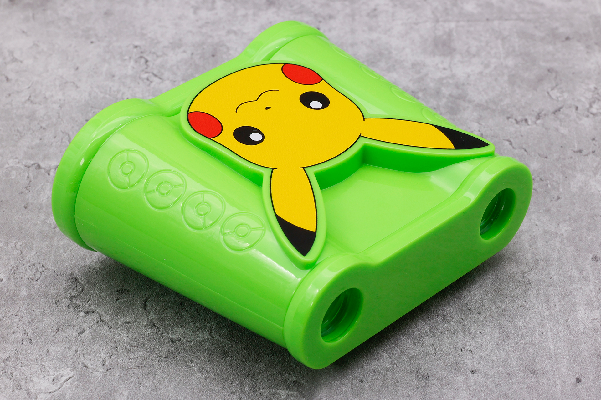 通常の双眼鏡との大きな違いは、レンズ幅や倍率の変更など調整が一切できないところだ