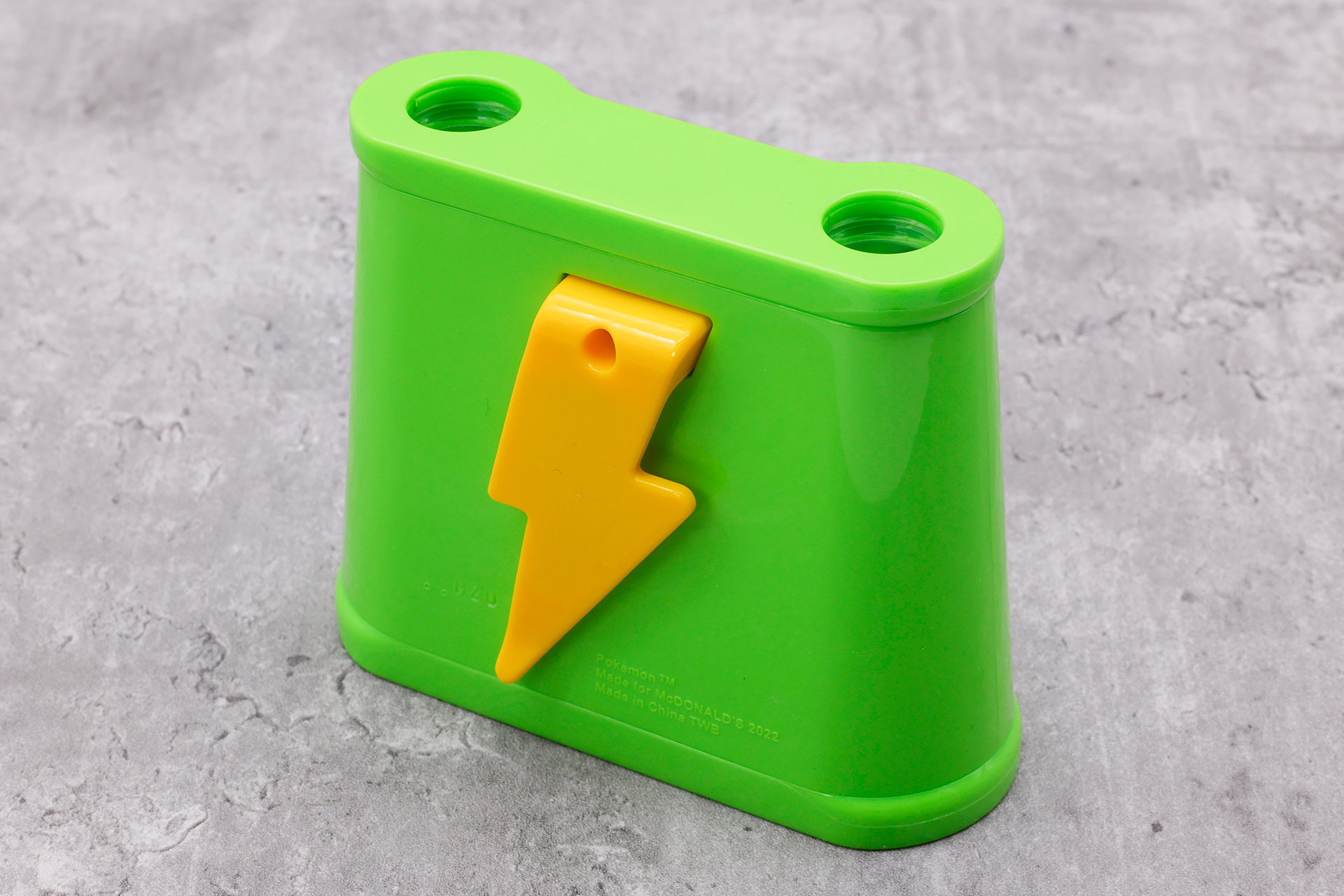 黄色一色だが、ピカチュウのしっぽをイメージしたような形のフォルダーが付けられている