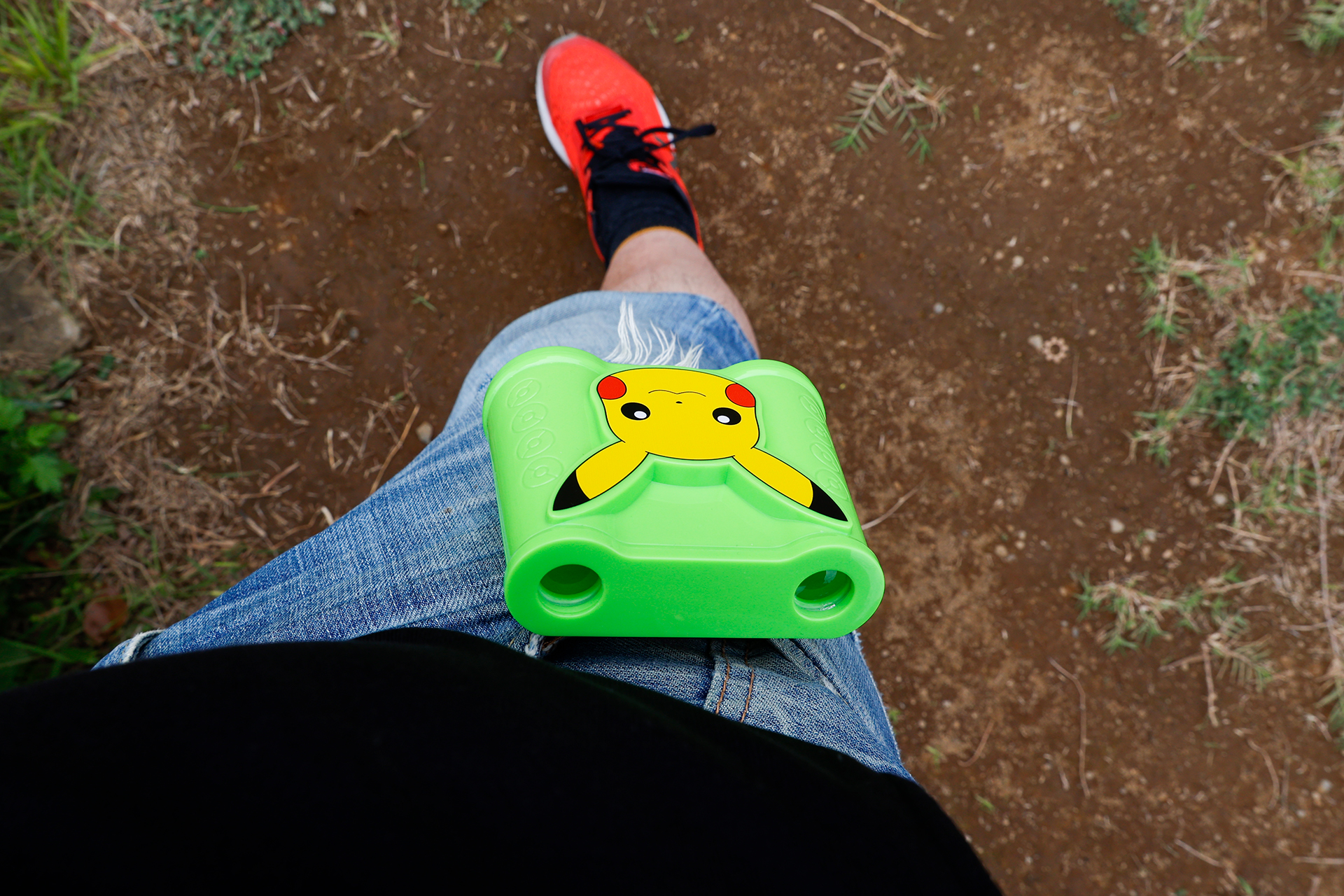 このように、ポケットやベルトなどに引っかけておくことができる