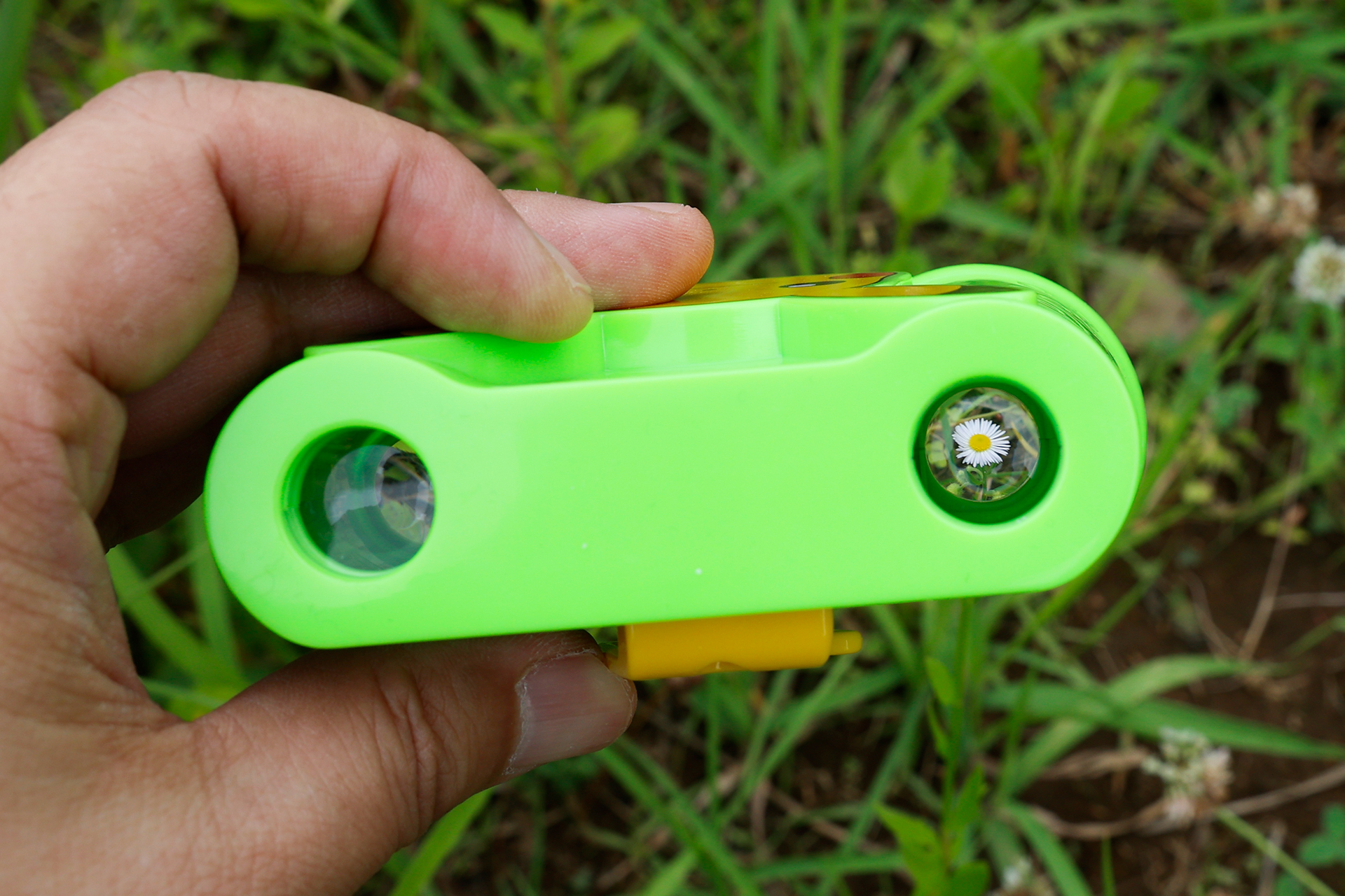 メインの使い方は双眼鏡だが、花などを見るときにも使えそうだ