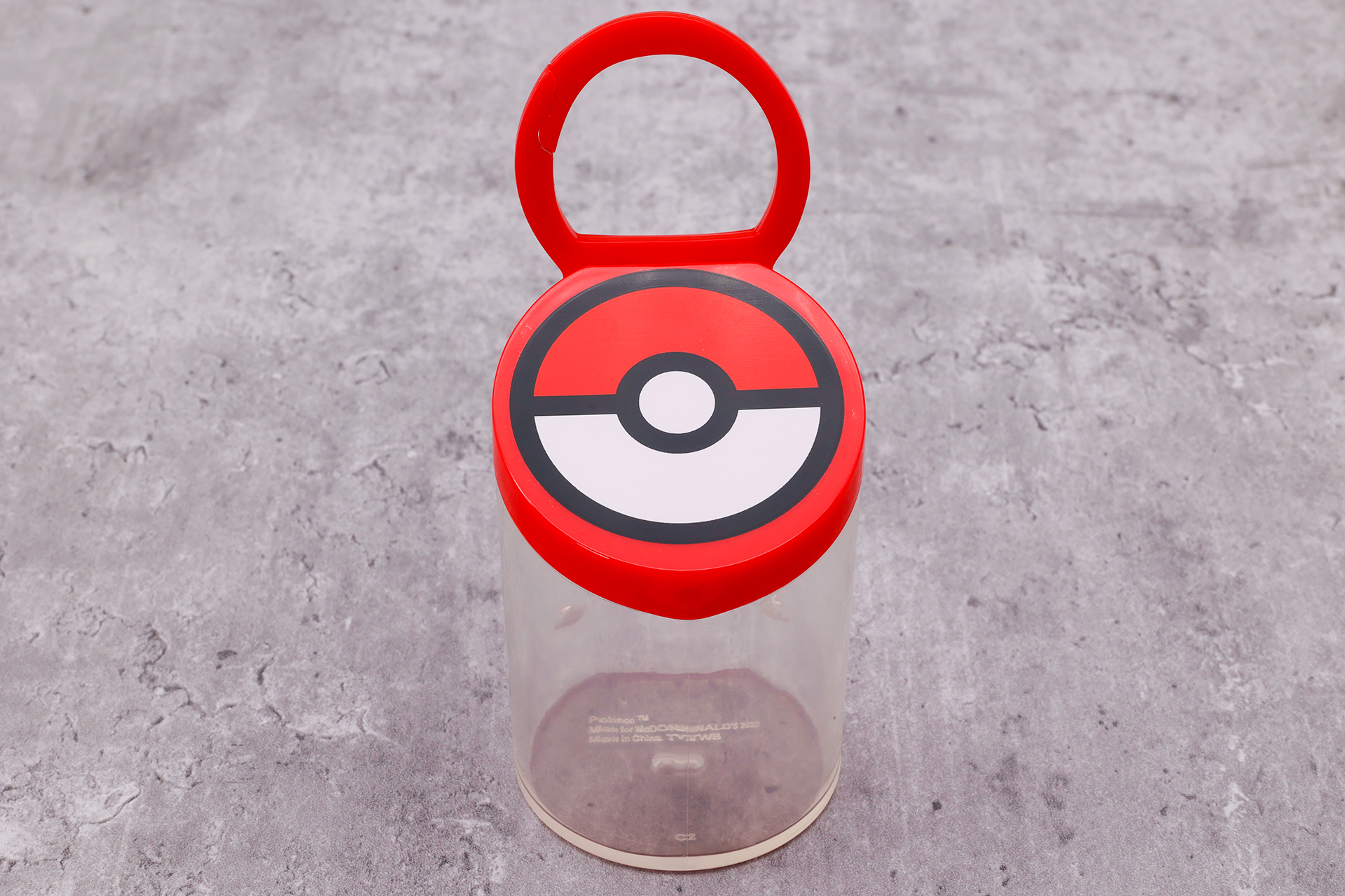 こちらは、モンスターボールが蓋に描かれたケースだ