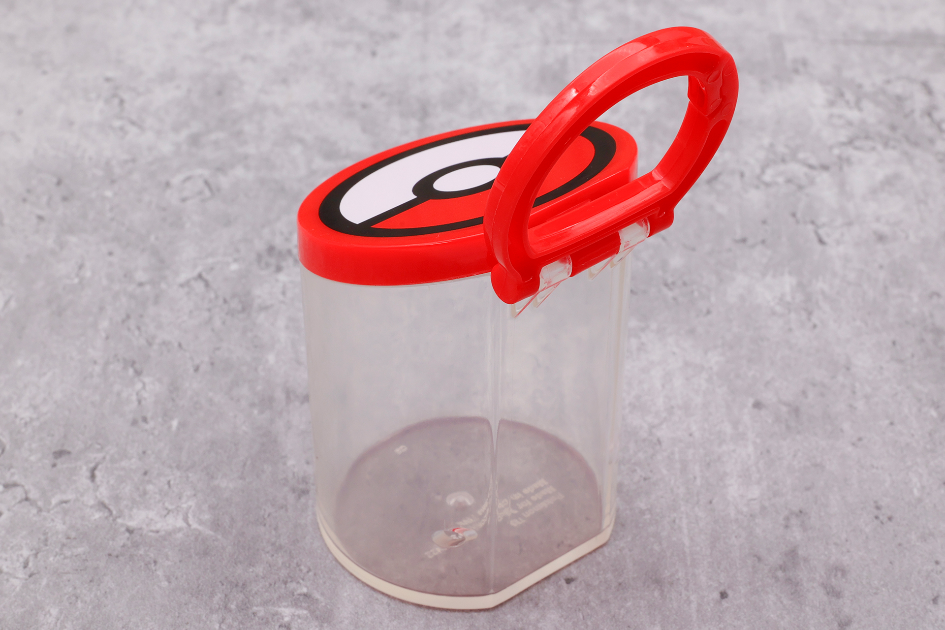 ケースは完全な円柱ではなく、持ちやすさを考慮してか、リング部分に沿ってまっすぐな形になっている