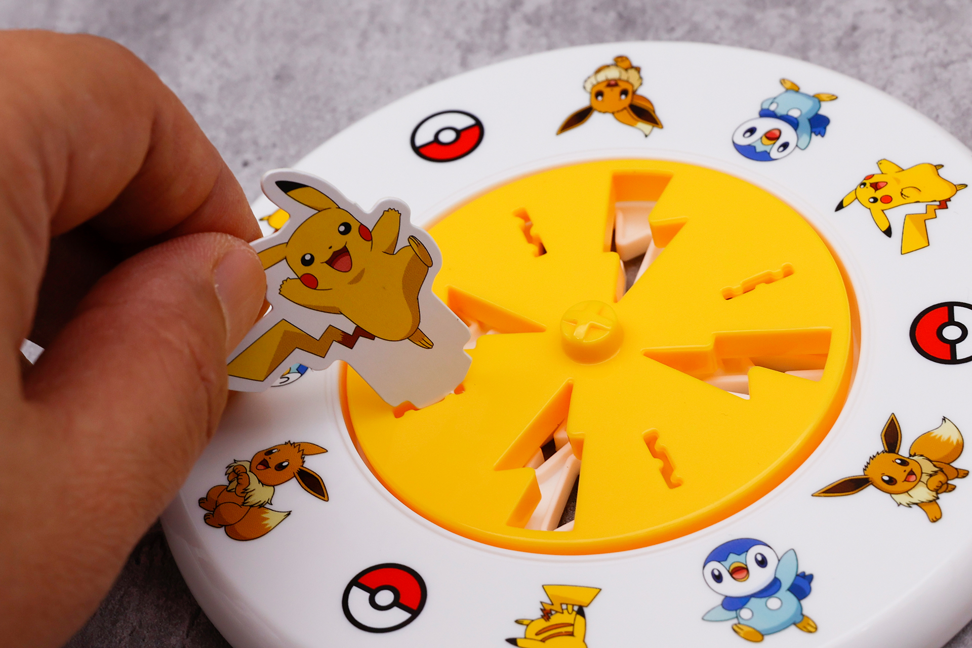 切り離したポケモンは、フライングディスクの穴に取り付けることができる