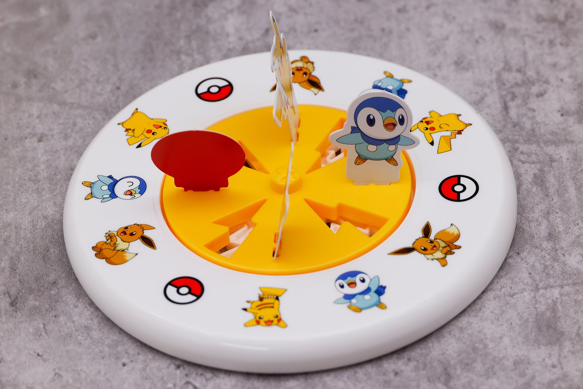 なぜポケモンの絵が描かれた紙を取り付けるかは謎だが、賑やかさは倍増した!?