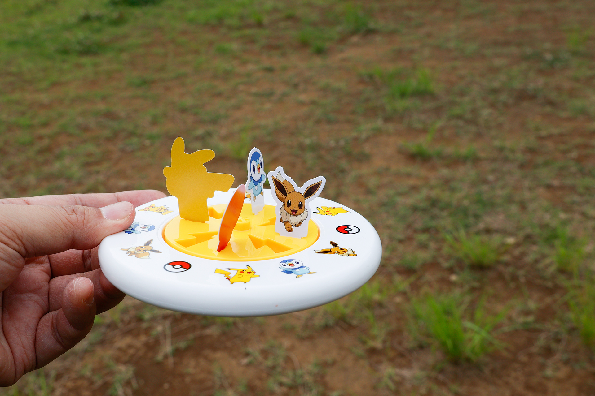 部屋で遊ぶには狭すぎるので、広い公園などで飛ばしてみよう！