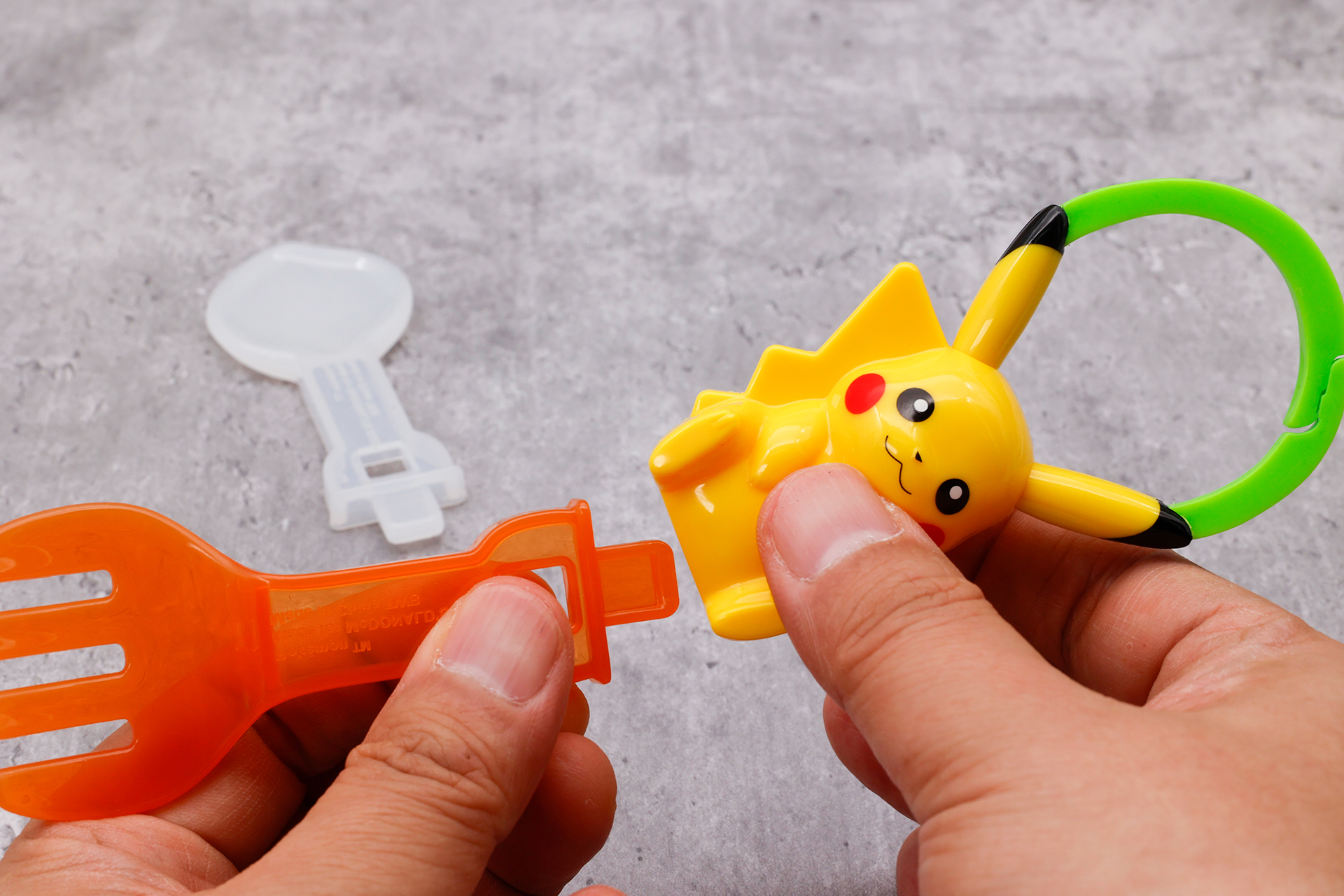 付属しているスプーンやフォークは、ピカチュウの底面側にはめ込んで使用する