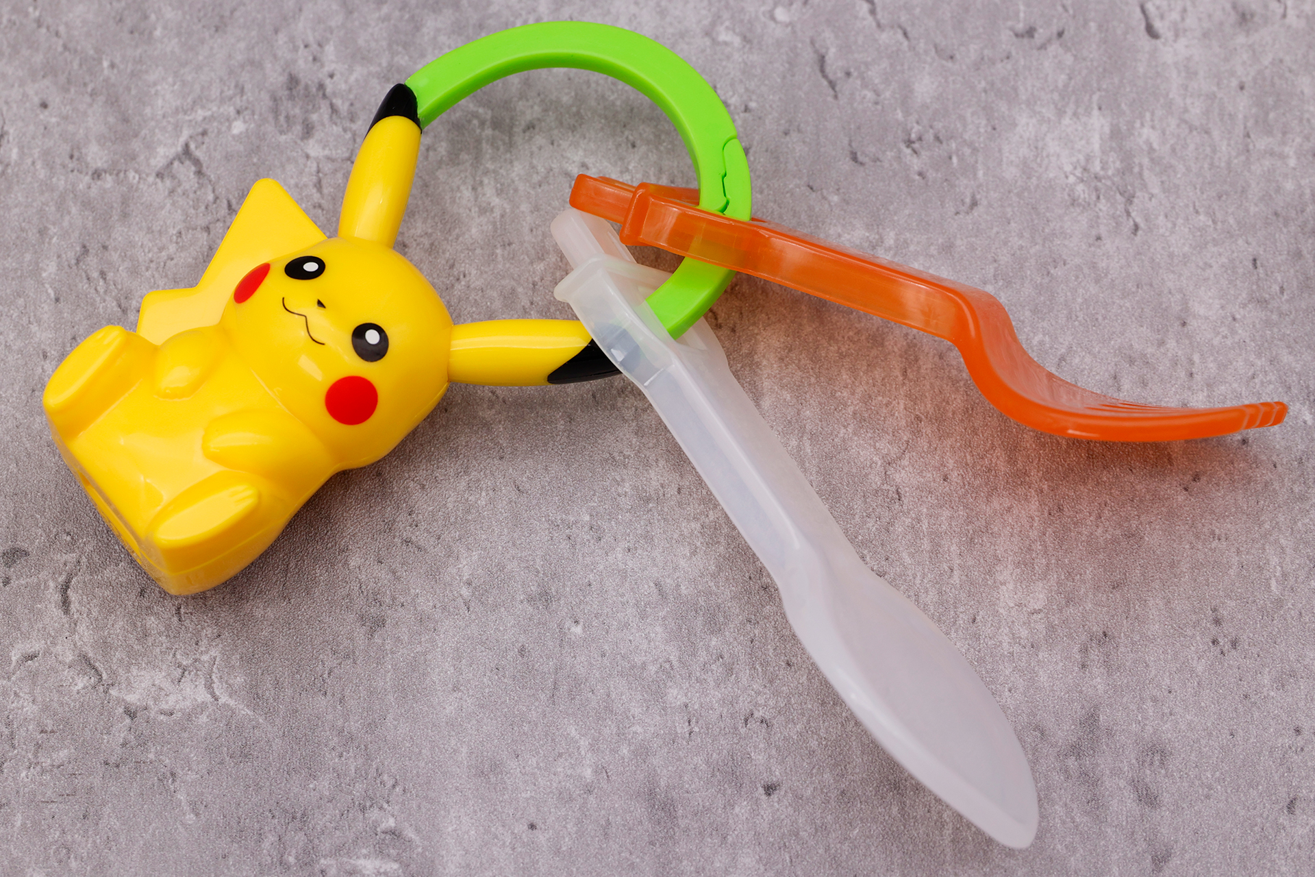 使わないときは、フォークとスプーンをリングにしまっておこう