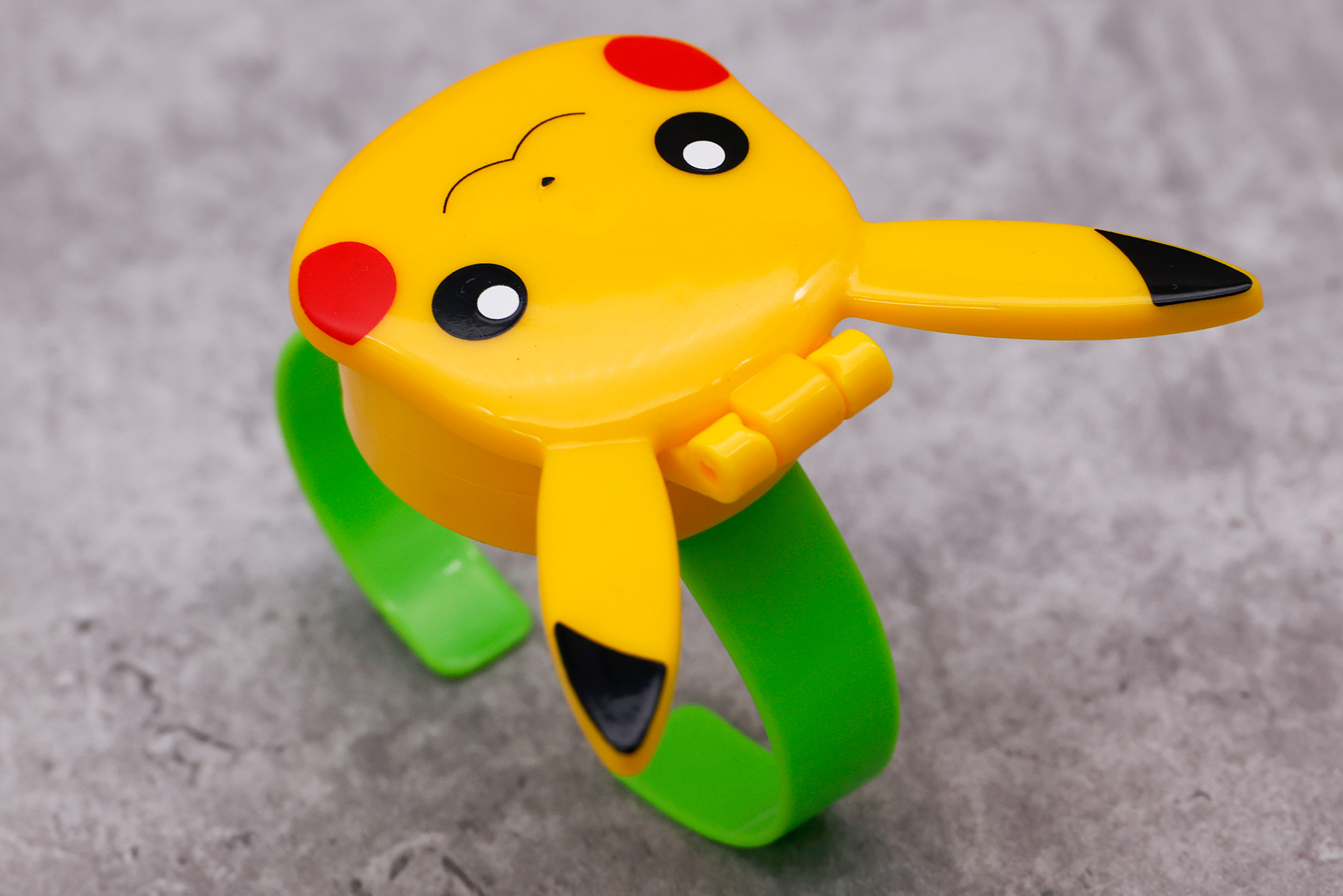 緑色の部分は腕に取り付けるためのものだが、特にサイズ調整などは必要ない