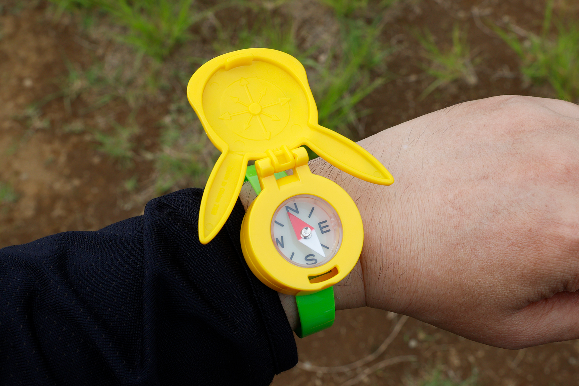 針の赤い部分が北（N）を示すので、それを参考に方角を確認しよう