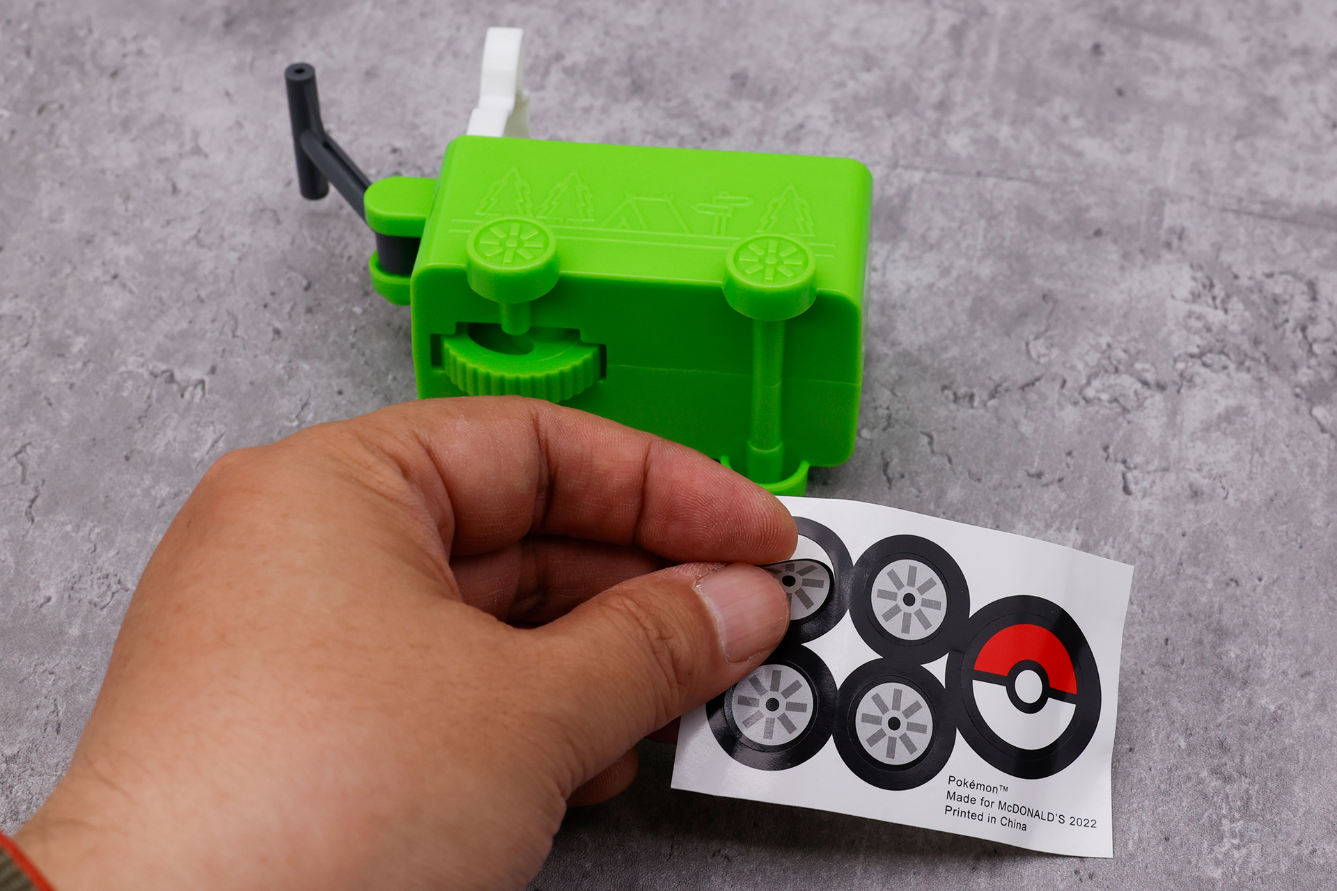 まずは付属しているシールを貼っていこう