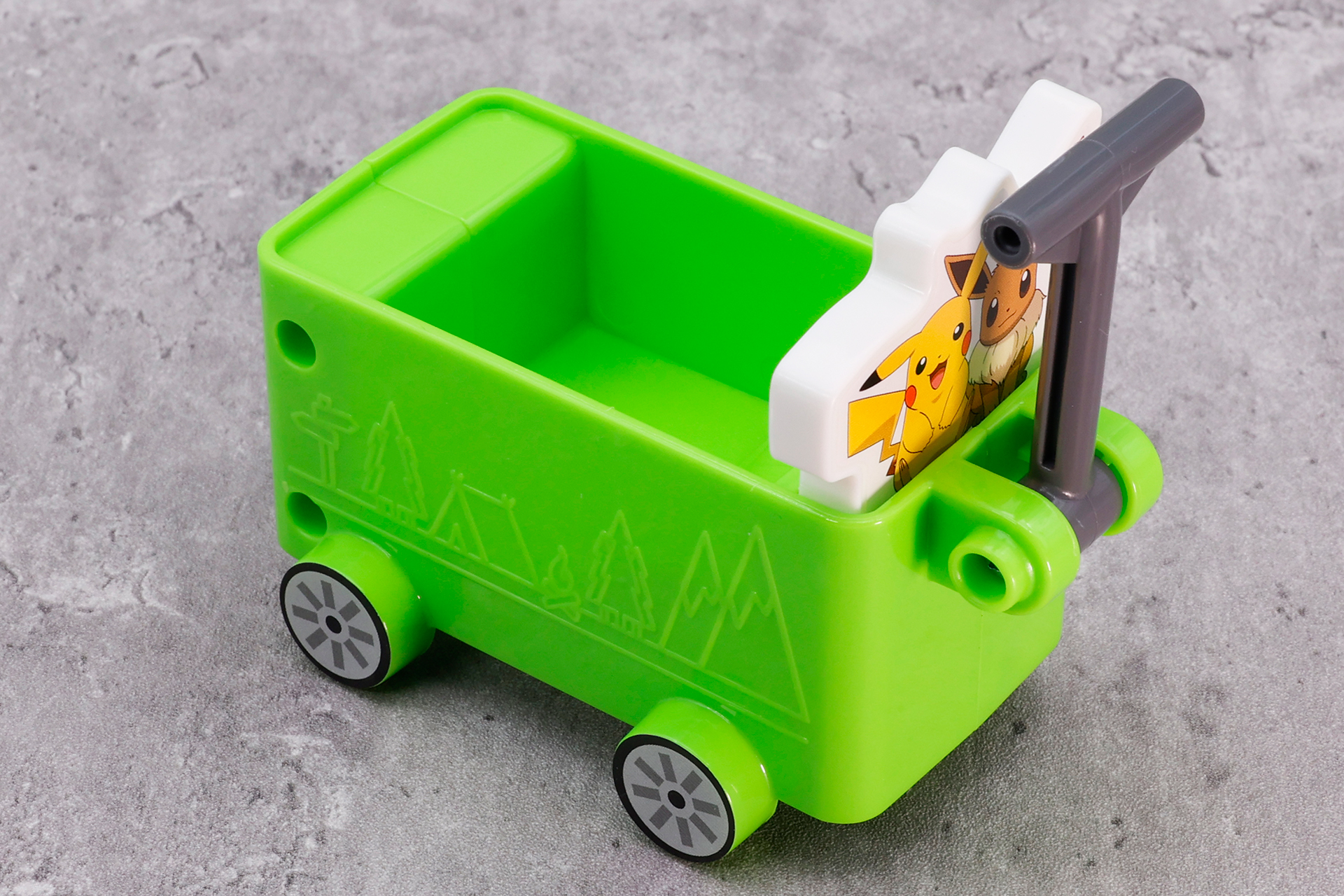 背面側にはピカチュウとイーブイのイラストが描かれている