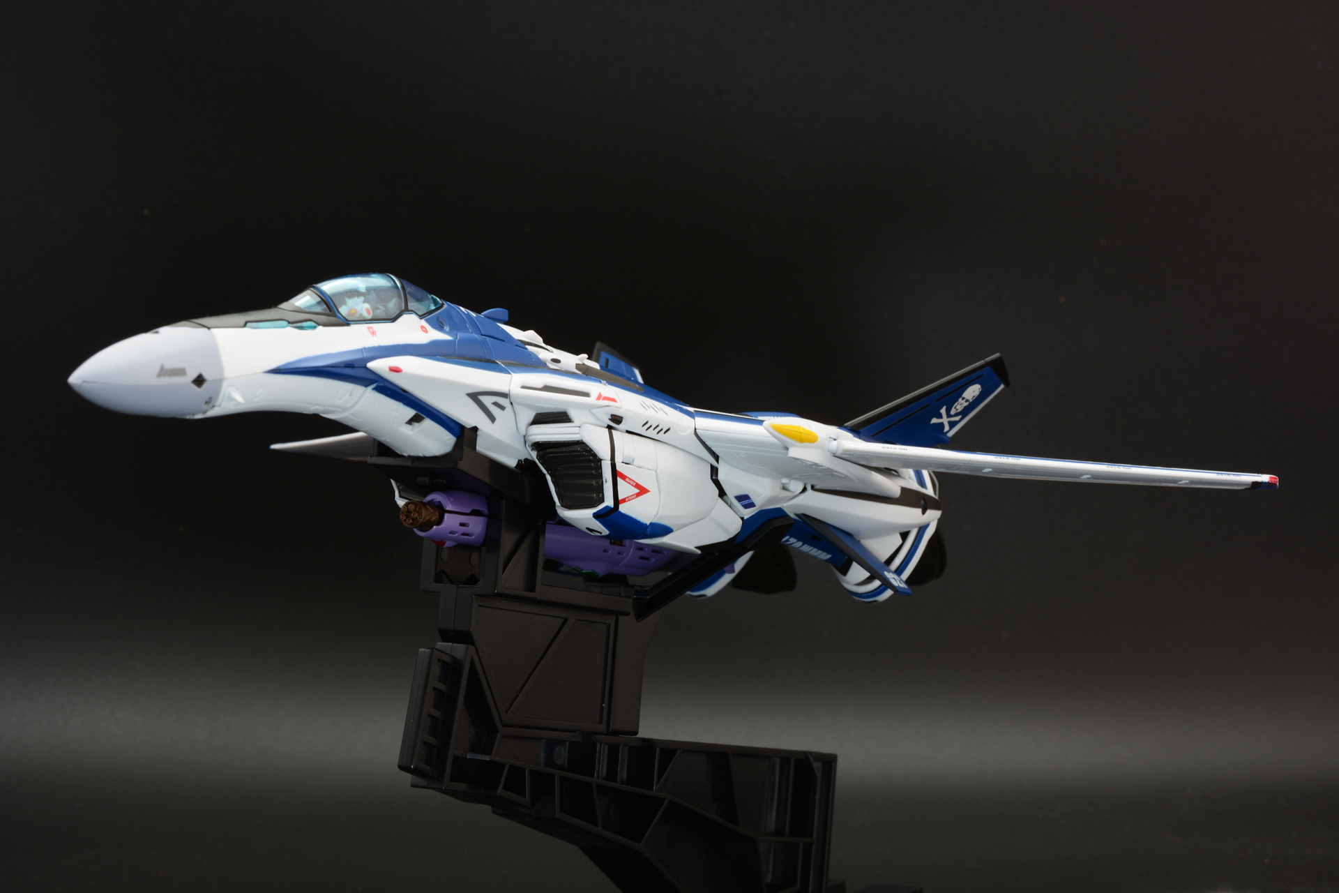 「マクロス」シリーズの世界展開を記念アイテム。「DX超合金 VF-25」として8年ぶりのバリエーション展開だ。地球をイメージしたカラーリングと、尾翼と機体上部に描かれたスカルマークが特徴だ