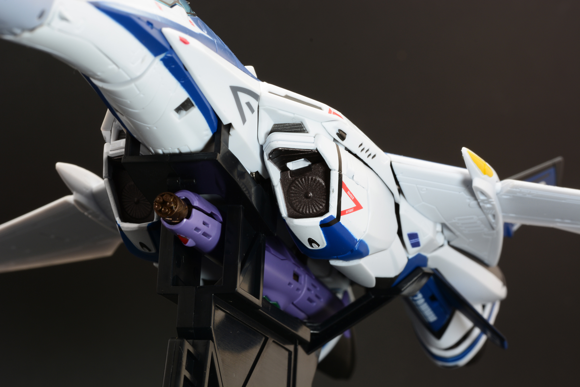 エンジンのダクトカバーを取り外すことで、大気圏内の飛行時の状態を再現できる