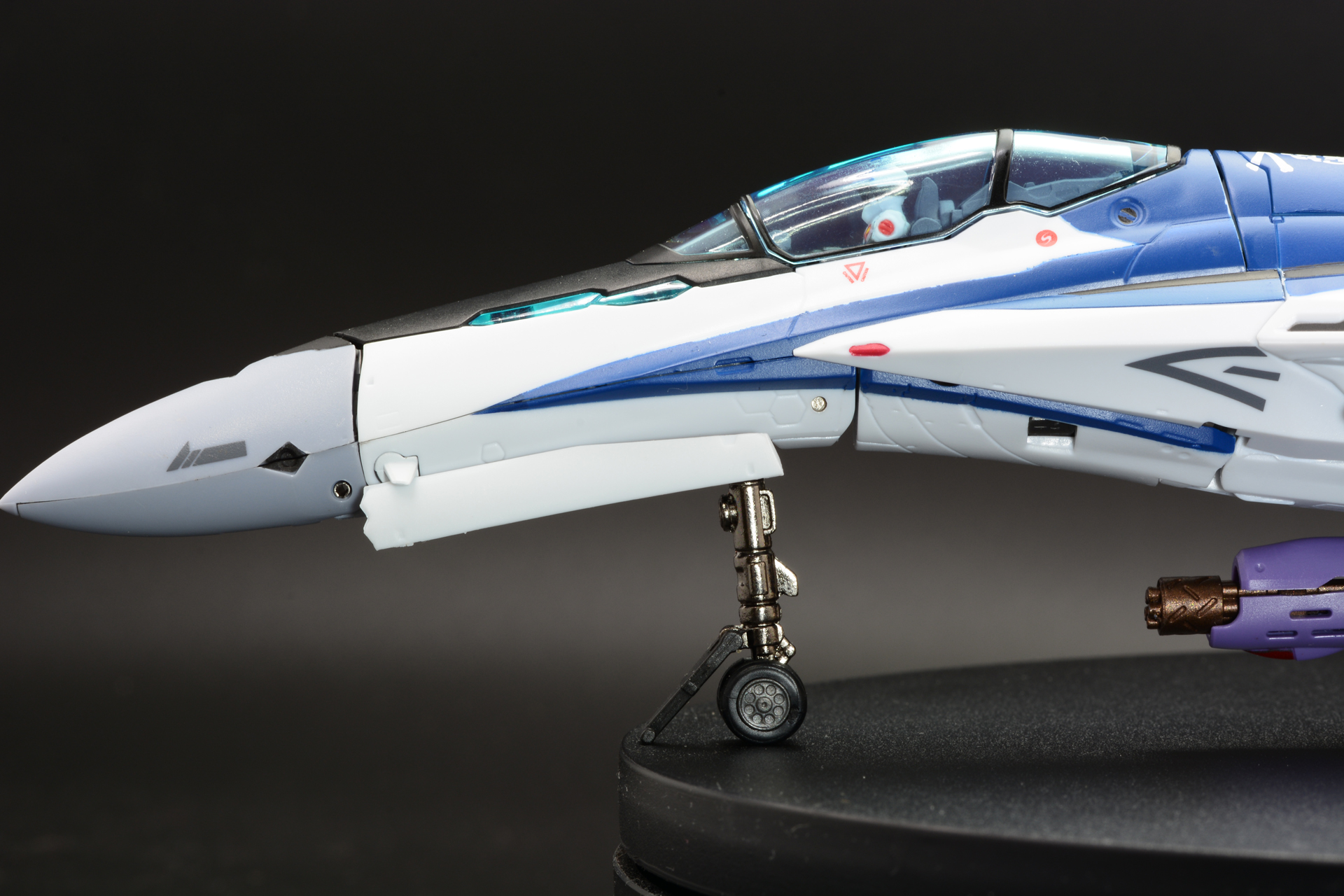 ランディングギアを展開、駐機姿勢を再現