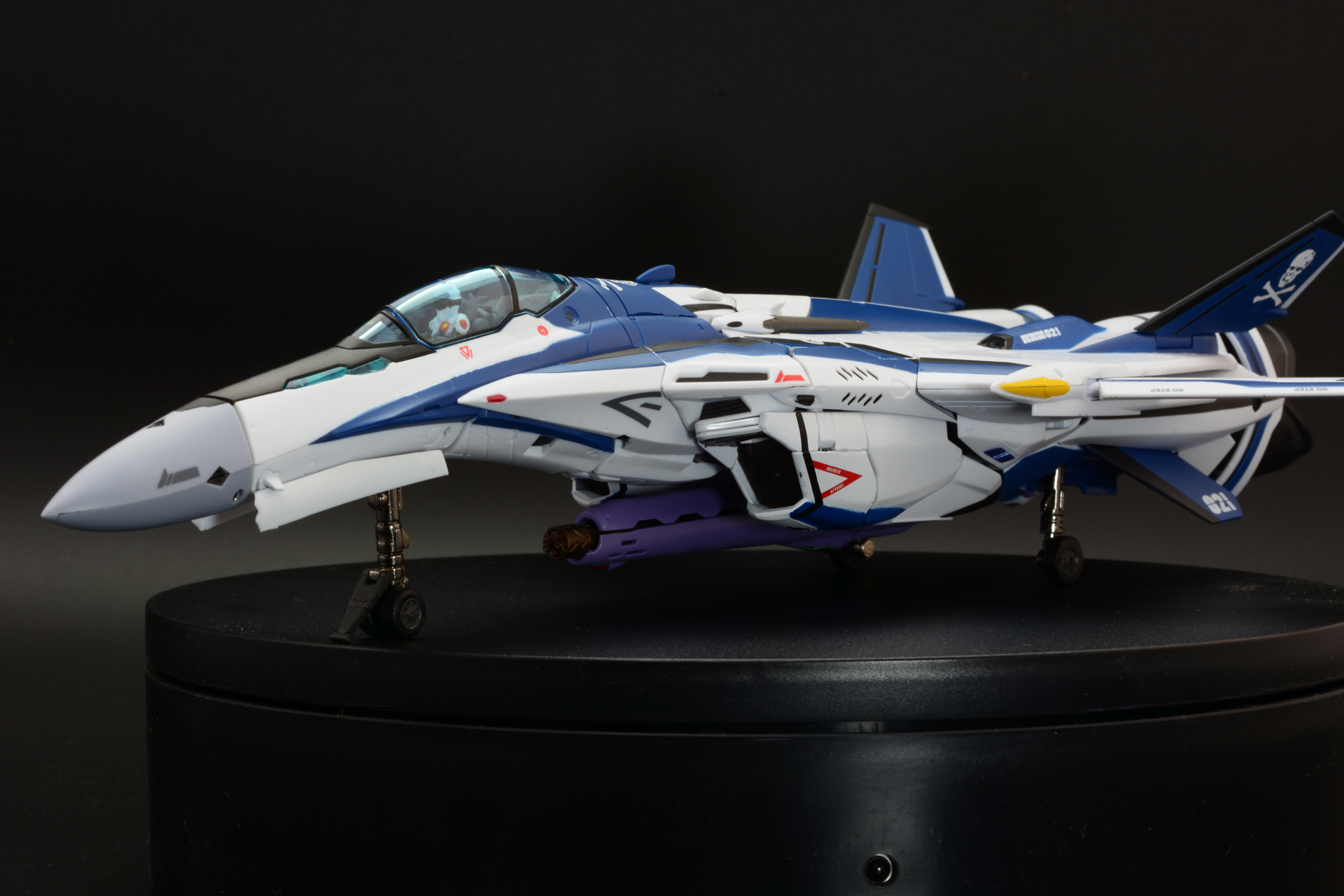 ランディングギアを展開、駐機姿勢を再現