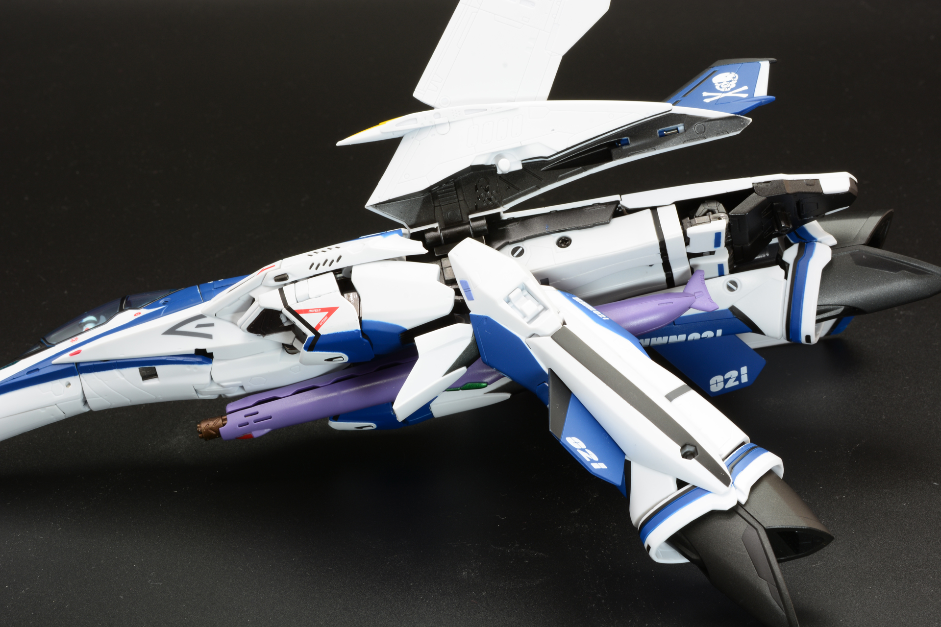 脚部エンジンブロックを曲げて変形させる