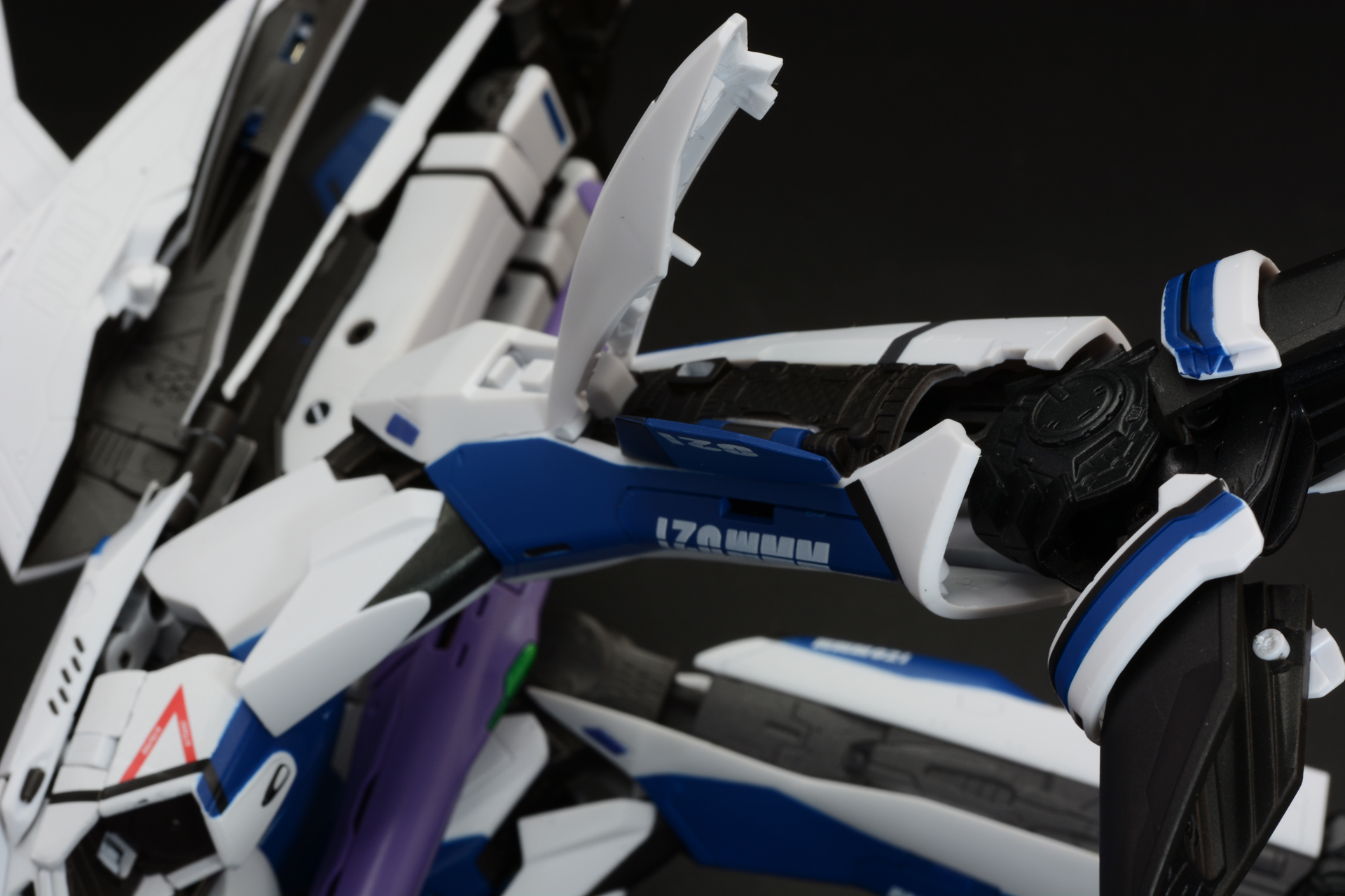 側面のカバーを開いて補助翼を収納