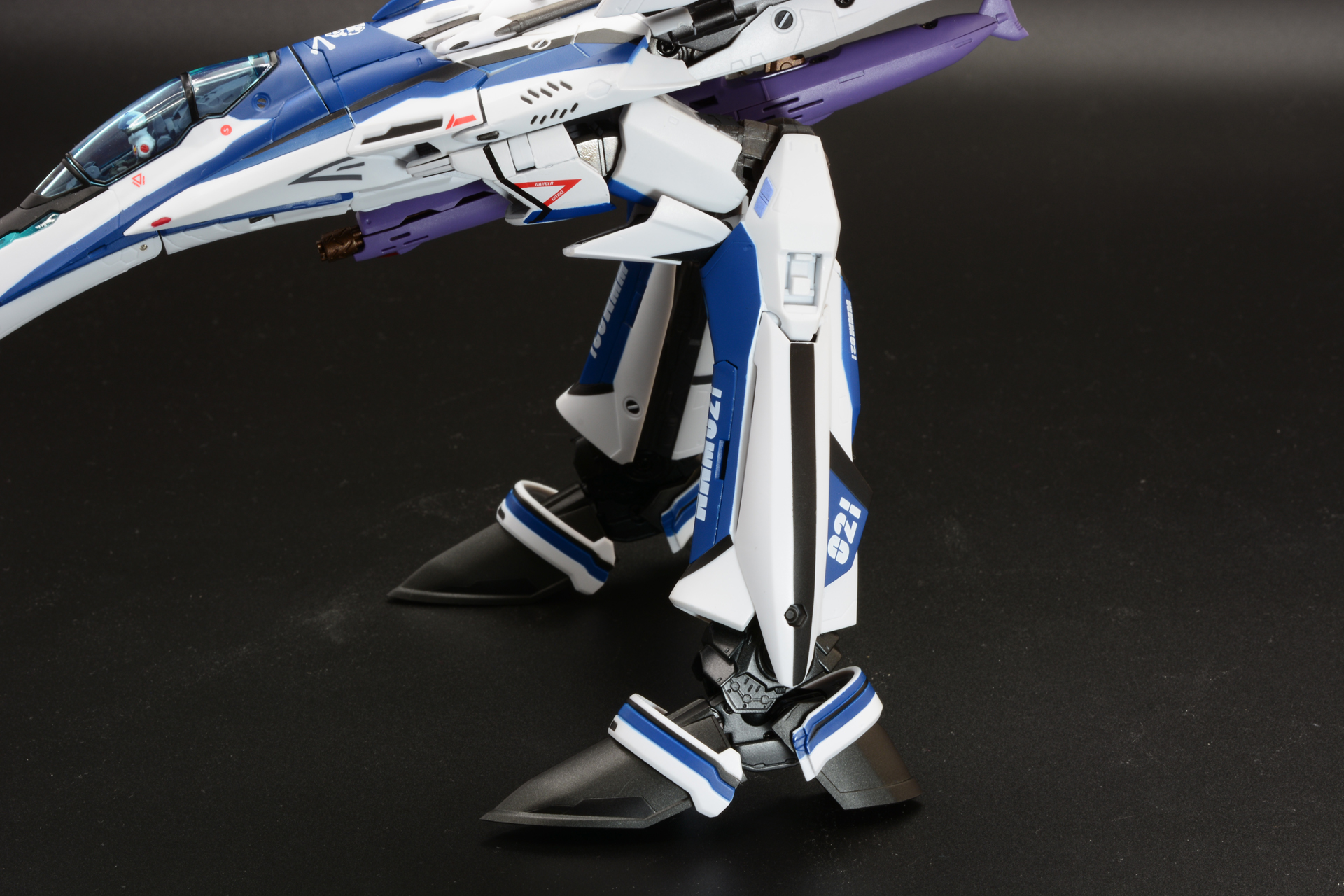 側面のカバーを開いて補助翼を収納