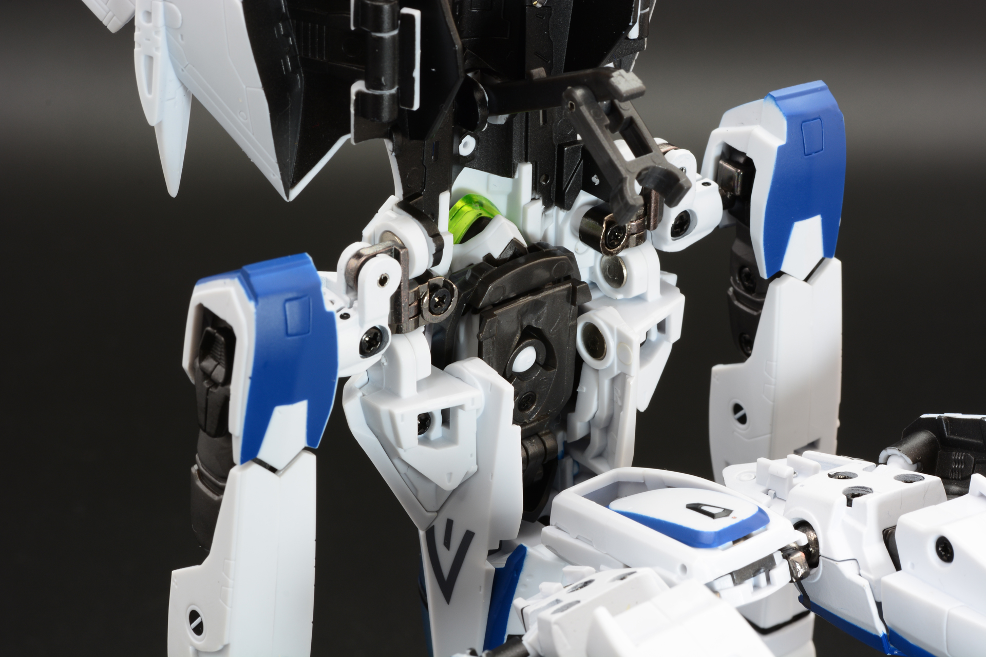 肩ブロックを回し、収納されていた腕を引き出す