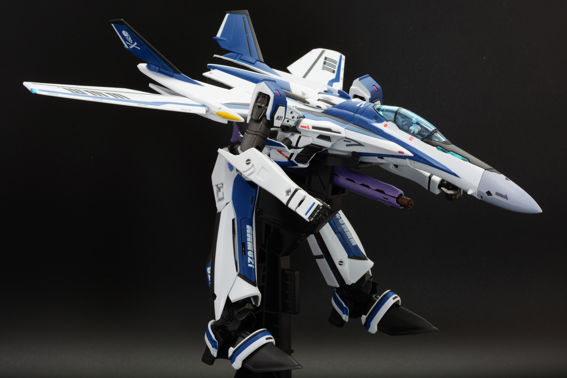 各部を整え、脚部ブロックを再び機体に接続させることで変形完了