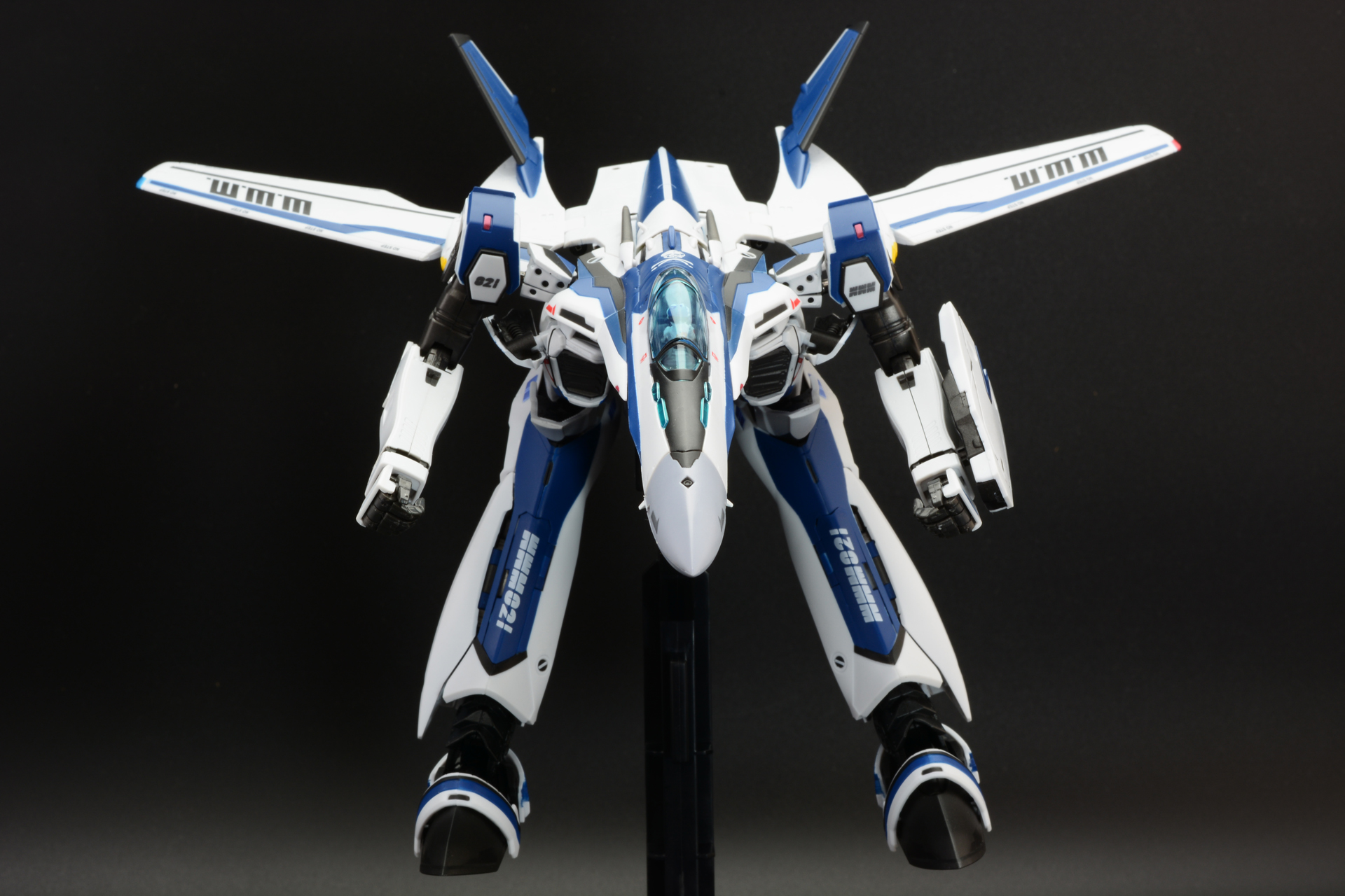 戦闘機に手足が生えたマクロスメカならではの姿