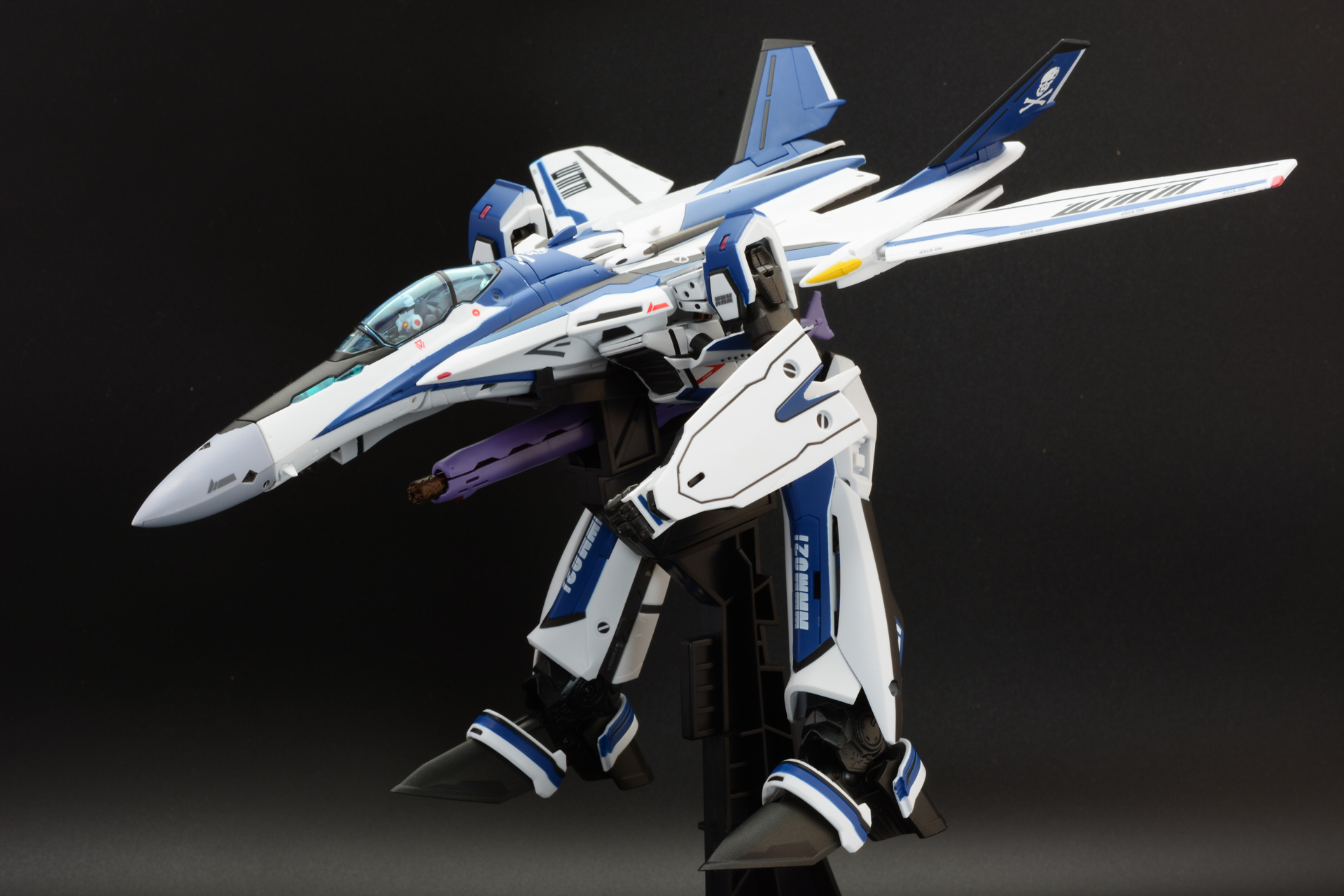 VF25では脚部のエンジンの推力操作で空中を自由に動き回れる