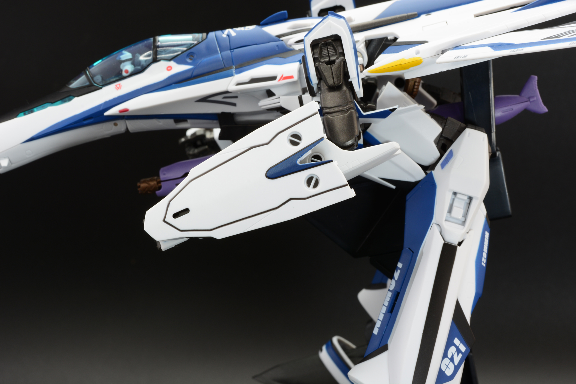 機体後部についていたシールドを左腕に取り付ける