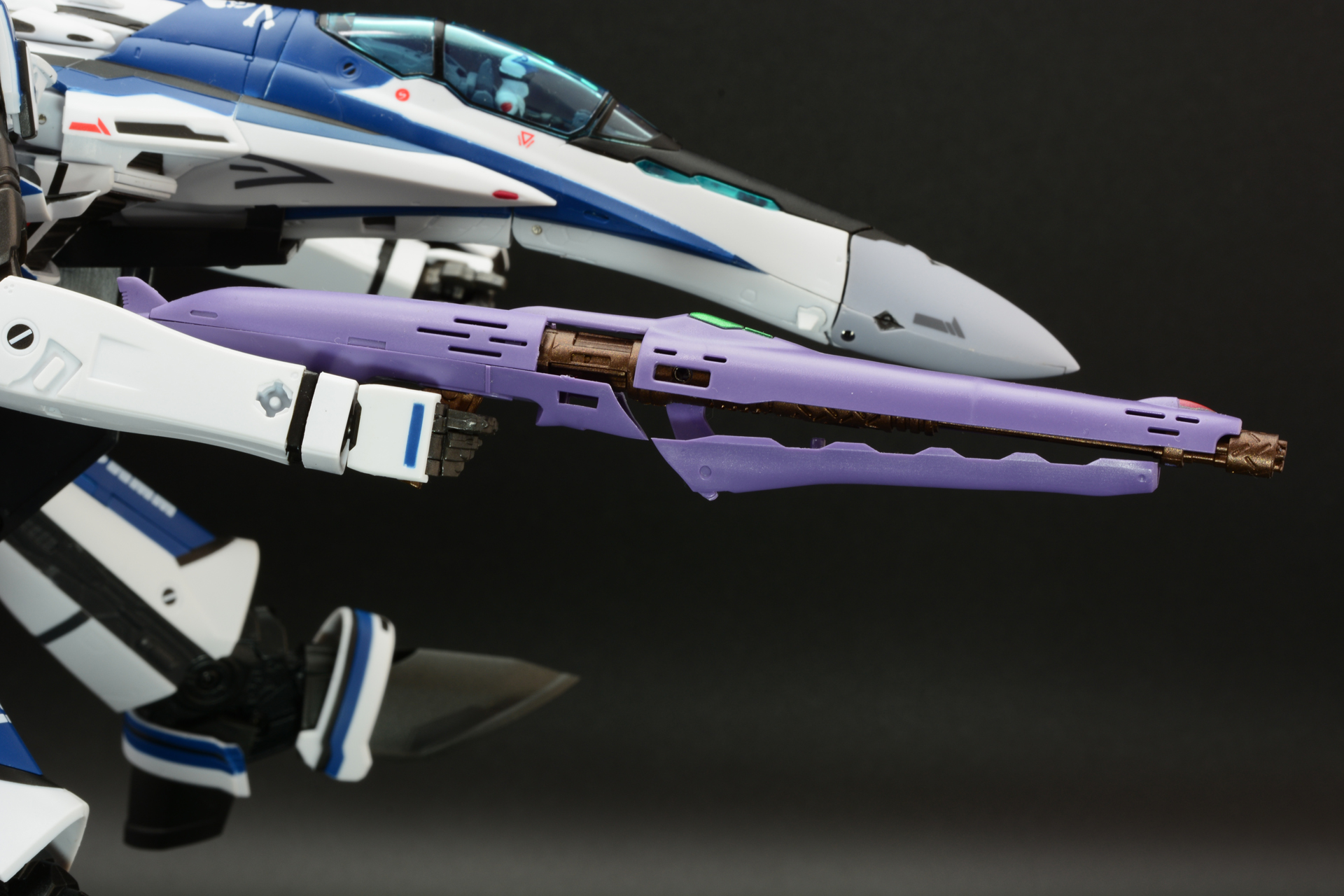 ガンポッドを展開、手に持たせる