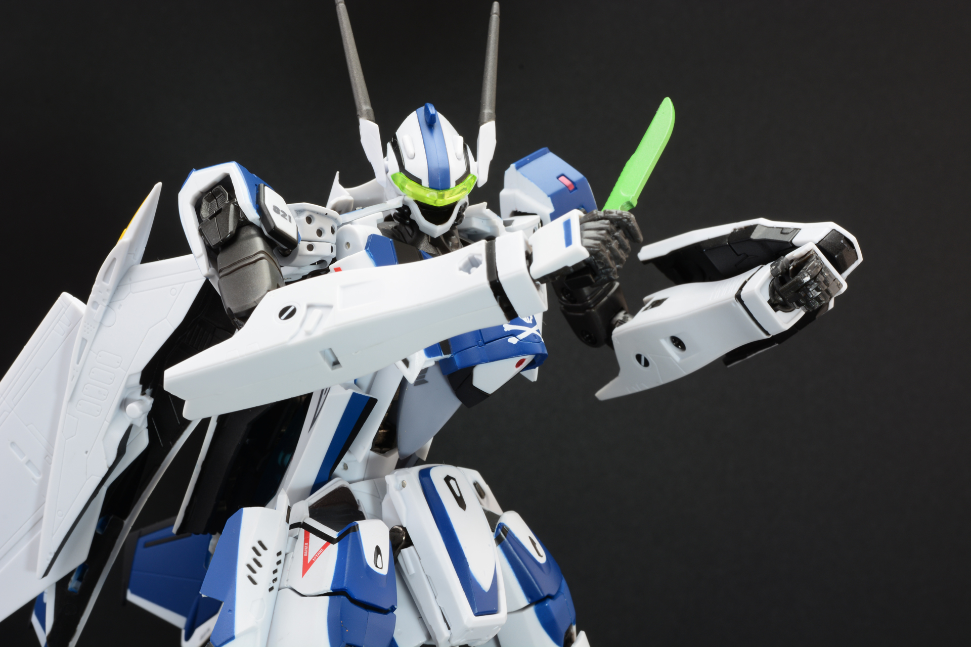 ナイフもきちんと付属している。設定通り楯の中に収納可能だ