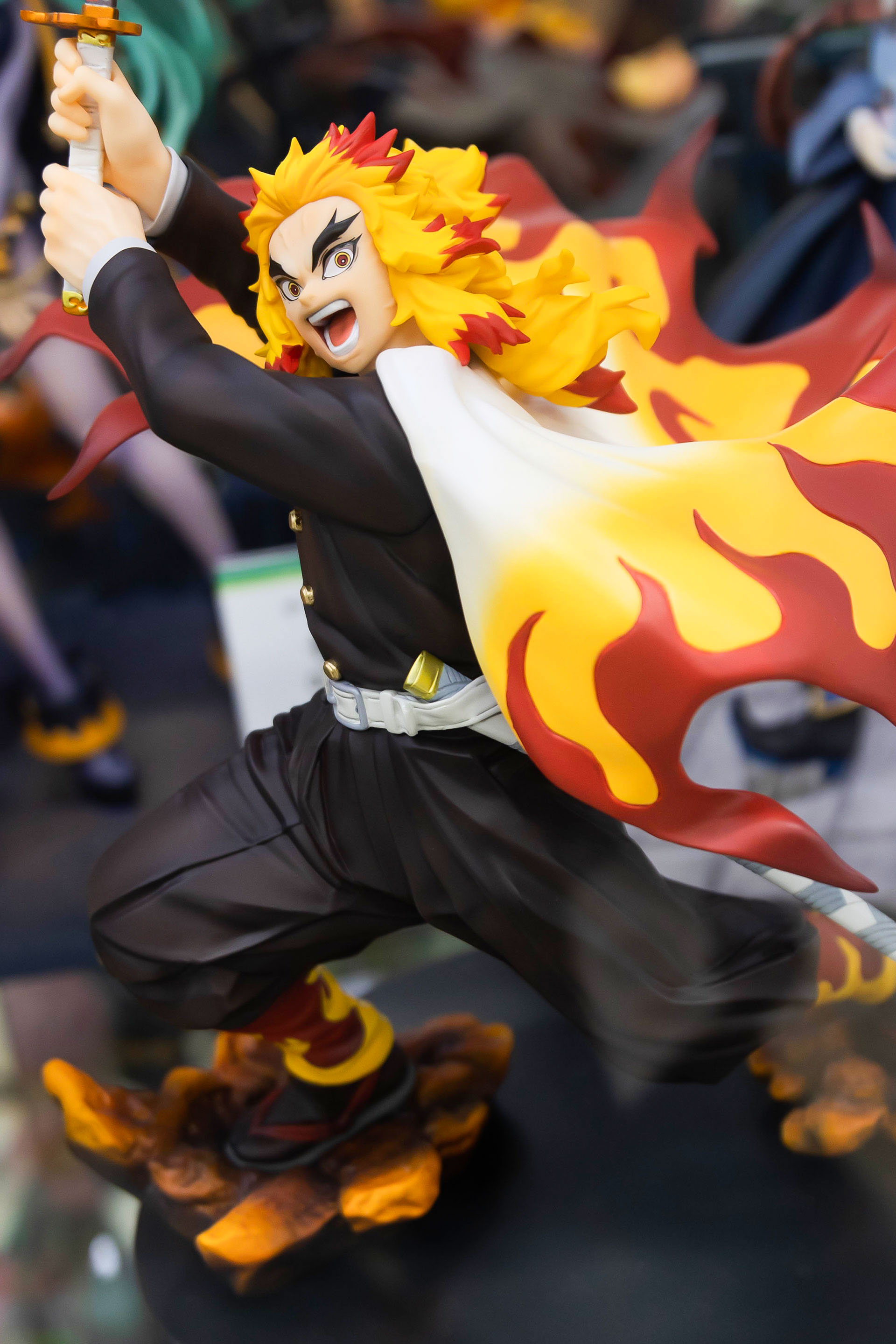 今にも斬りかかってきそうな煉獄さん。通常版の台座はシンプルな黒だが、足元は溶岩が湧き出ているかのような表現になっている。