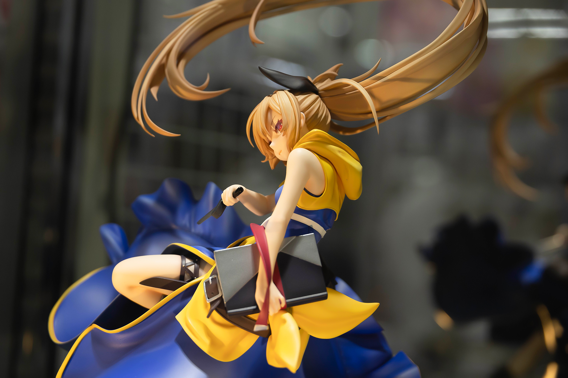 手にしている本は、赤い紐がぶらりと垂れ下がっており、なかなかリアルだ。