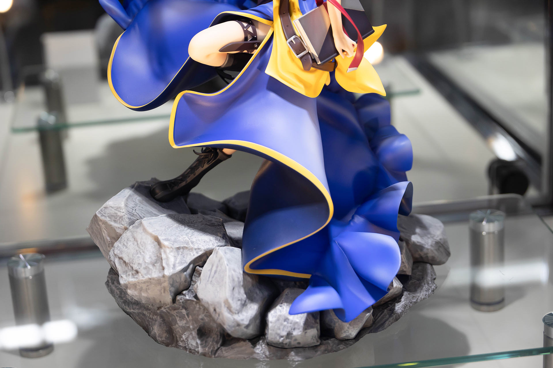 それにしてもこの台座、ゴツイ岩のような形をしておりフィギュア本体との一体感も素晴らしい。