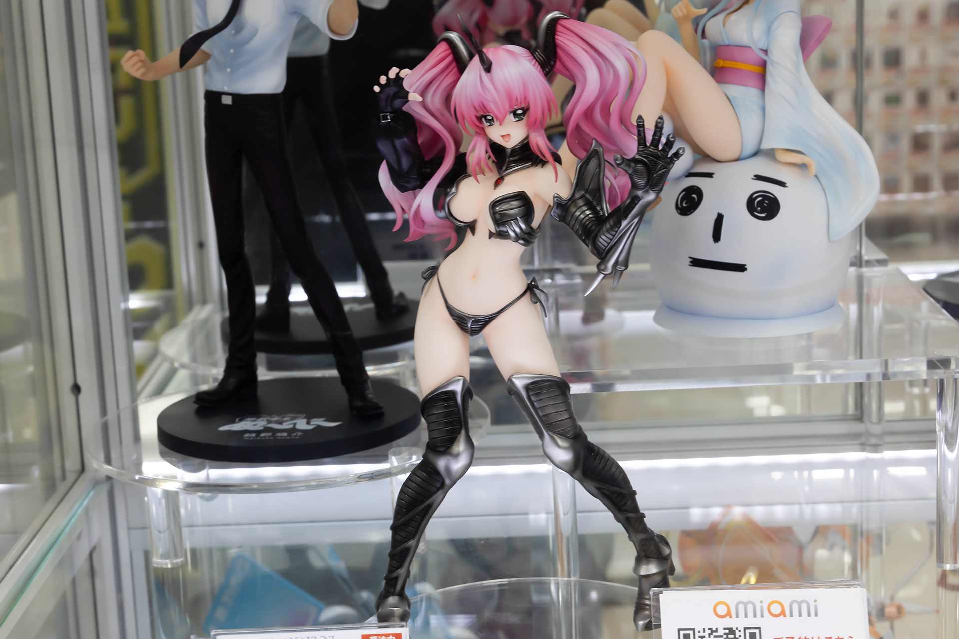 サイズは頭頂部までが約235mm。台座を含めると約250mmだ。