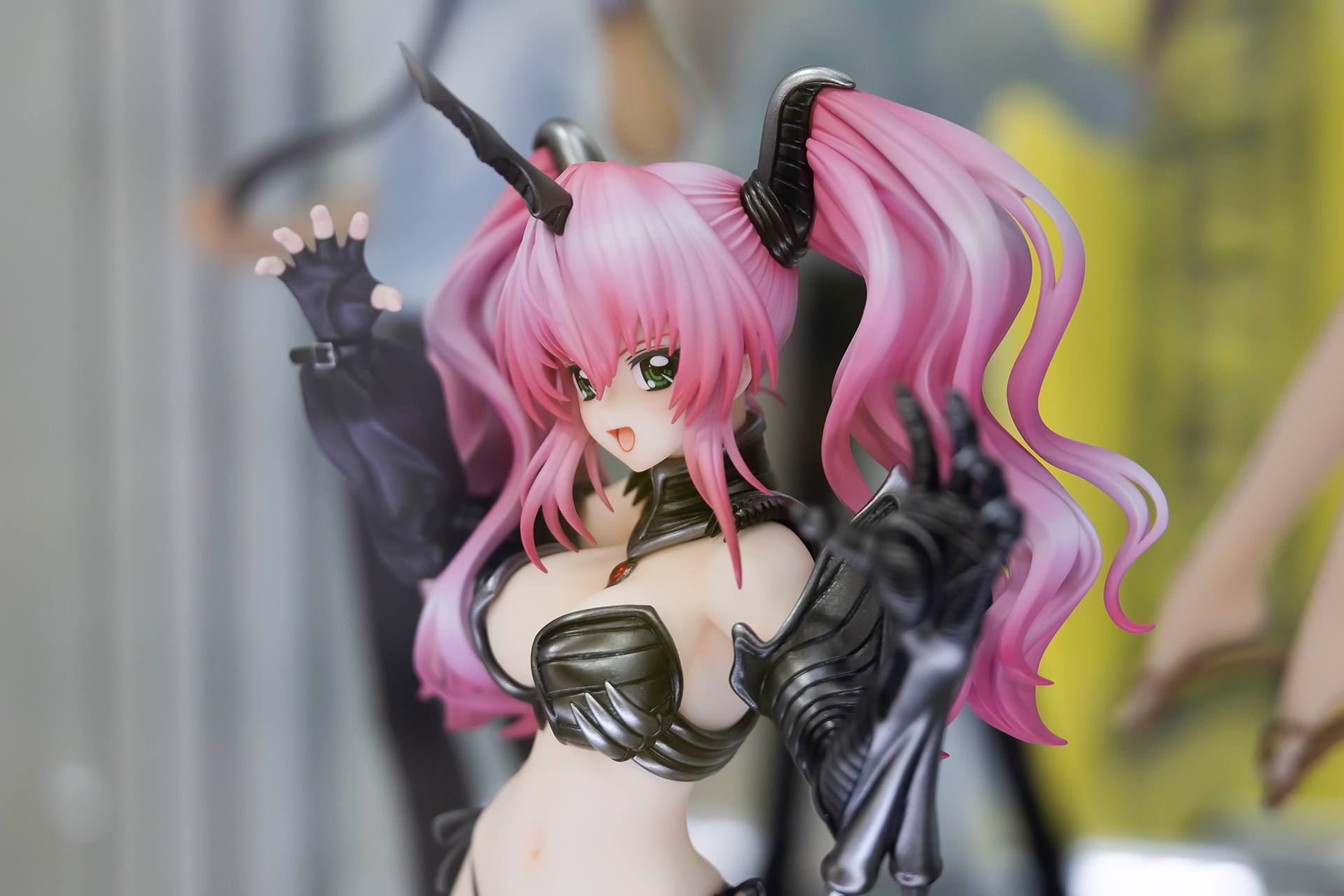 角や衣装の固そうな質感と、肌の柔らかそうな質感の違いも見事に出ている。