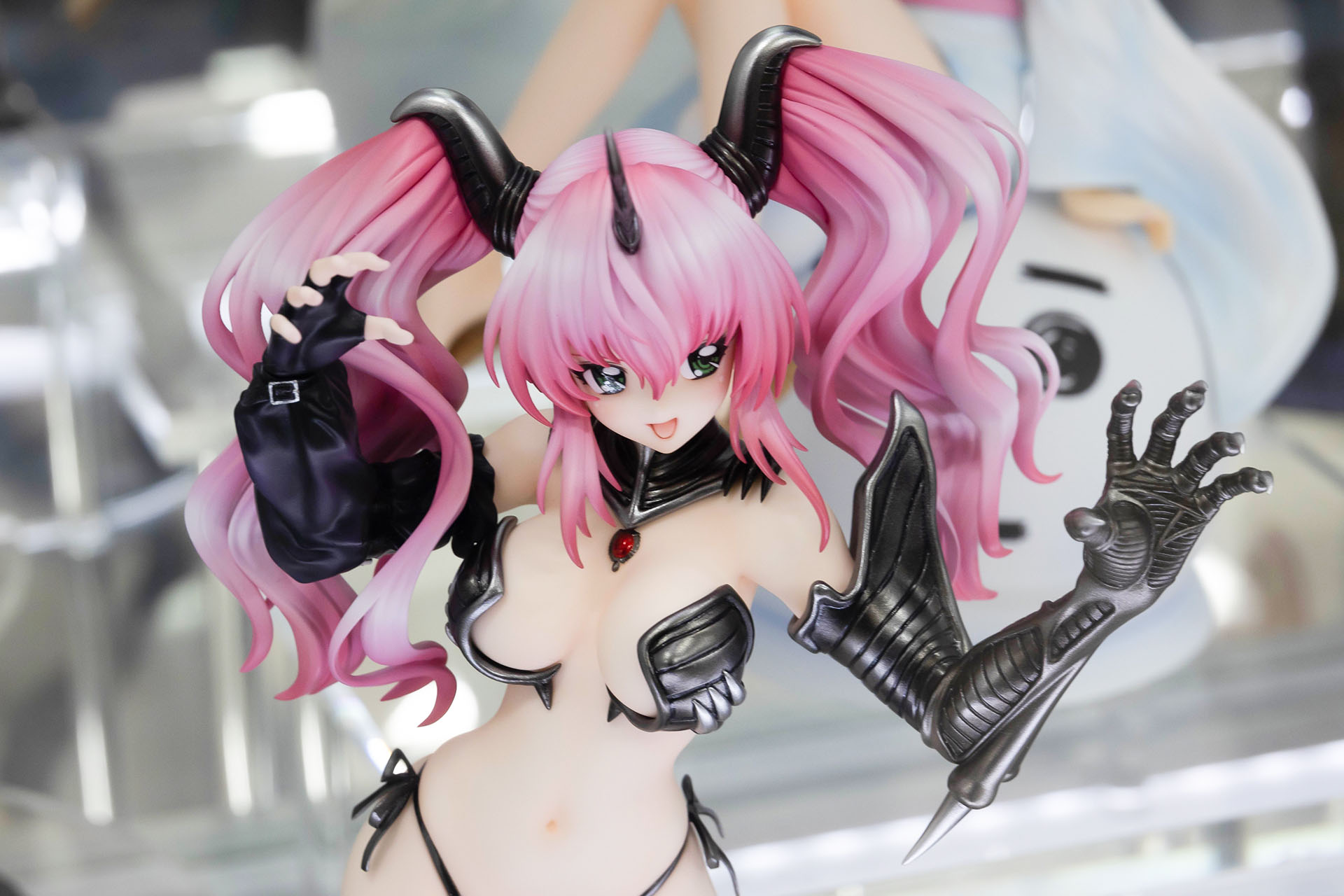 これだけ露出部分が多いと、大きなバストとくびれたウエストなど、スタイルの良さも目立つ。