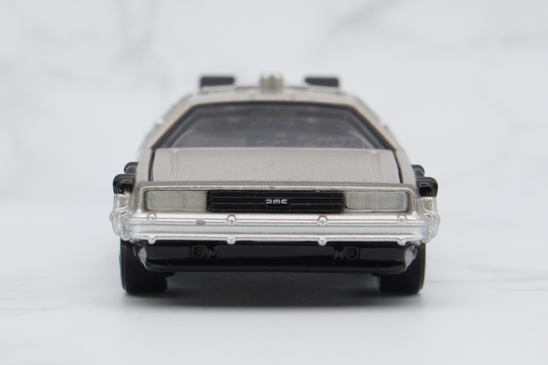 ライトはクリアパーツを使用。DMCのロゴもしっかり再現